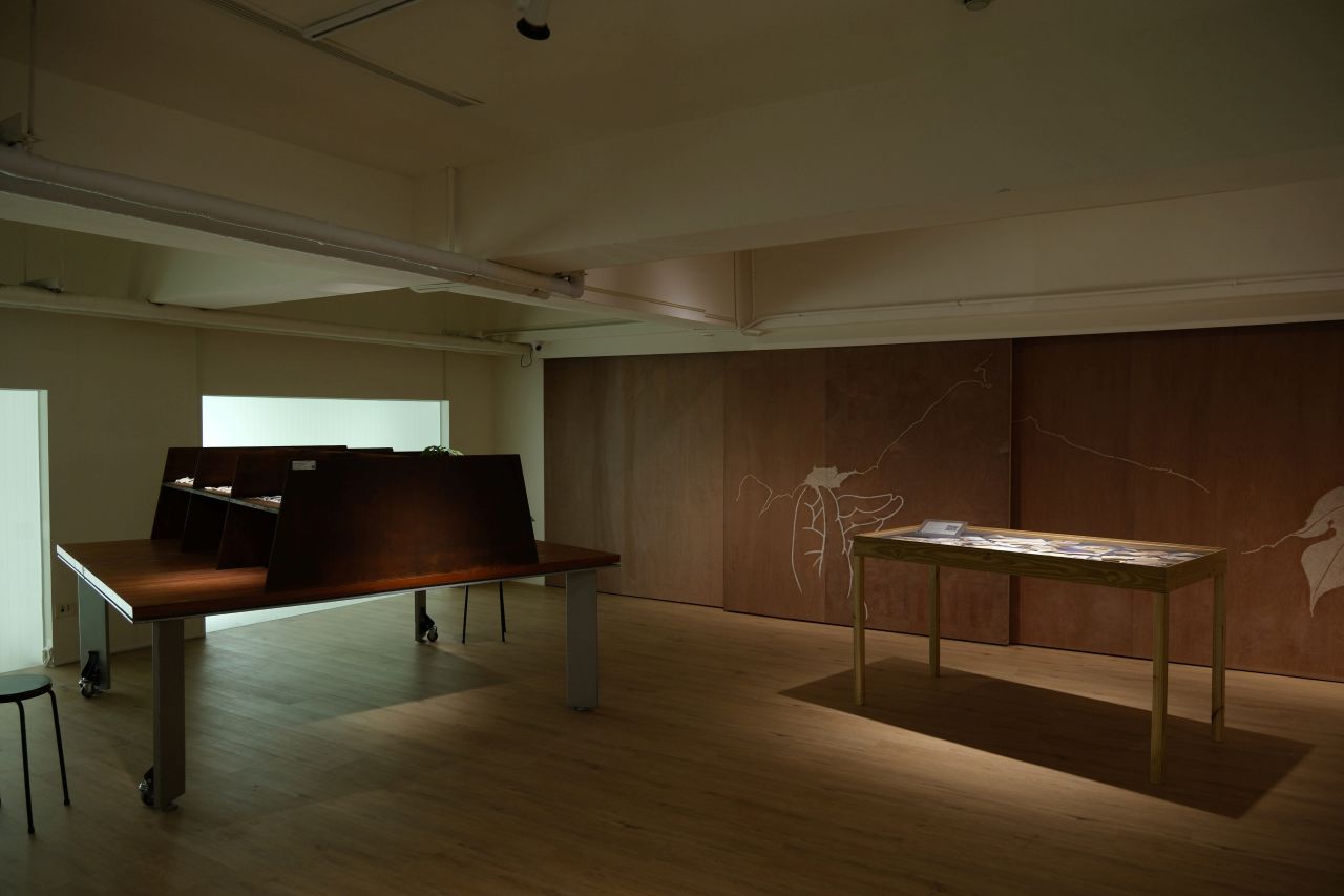 「吐露，於研究小間」於關渡美術館展覽現場。（攝影／朱淇宏，國立臺北藝術大學關渡美術館提供）