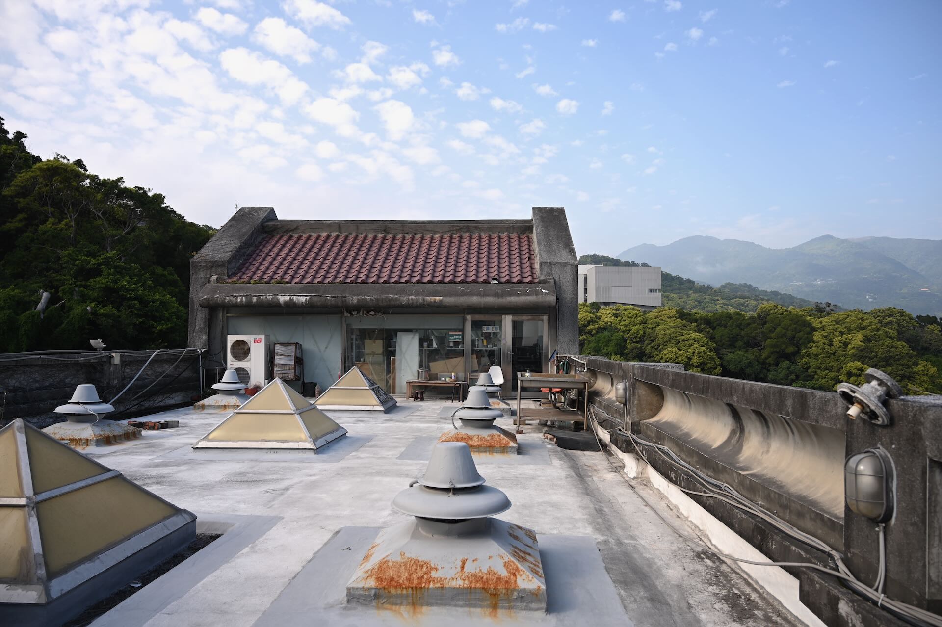 美術系碩士班版畫工作室的地理位置，位於系館外版畫教室的頂樓空間。