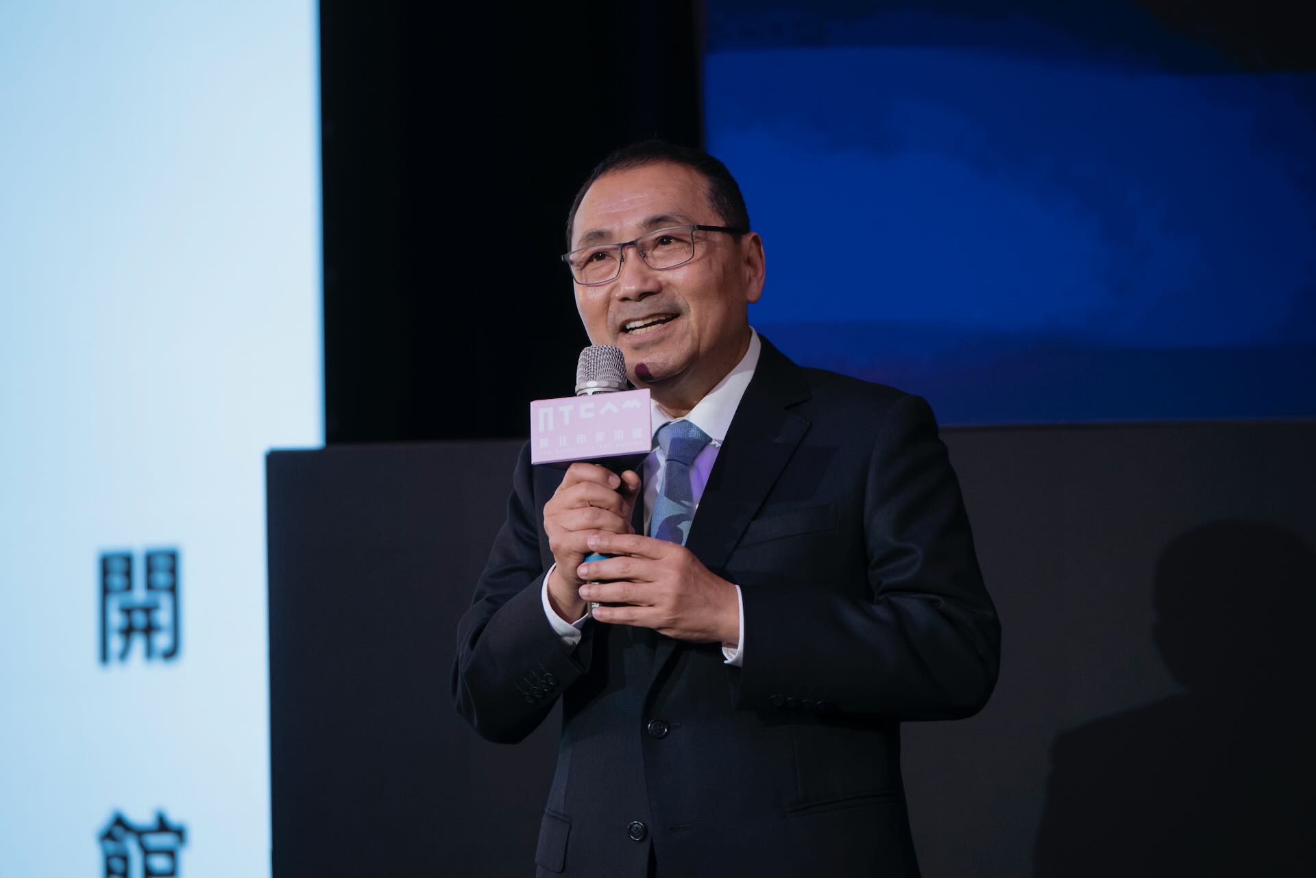 新北市長侯友宜率先表示：「新美館透過多元展覽、研究計畫與教育推廣，新北市美術館將扮演文化行動者的角色，推動全民學習、藝術參與及社會連結。」圖為新北市長侯友宜。新美館提供