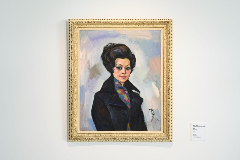 以小說作為策展實驗，將「母親」角色綿密展開：長椅小姐的「陳美玲」