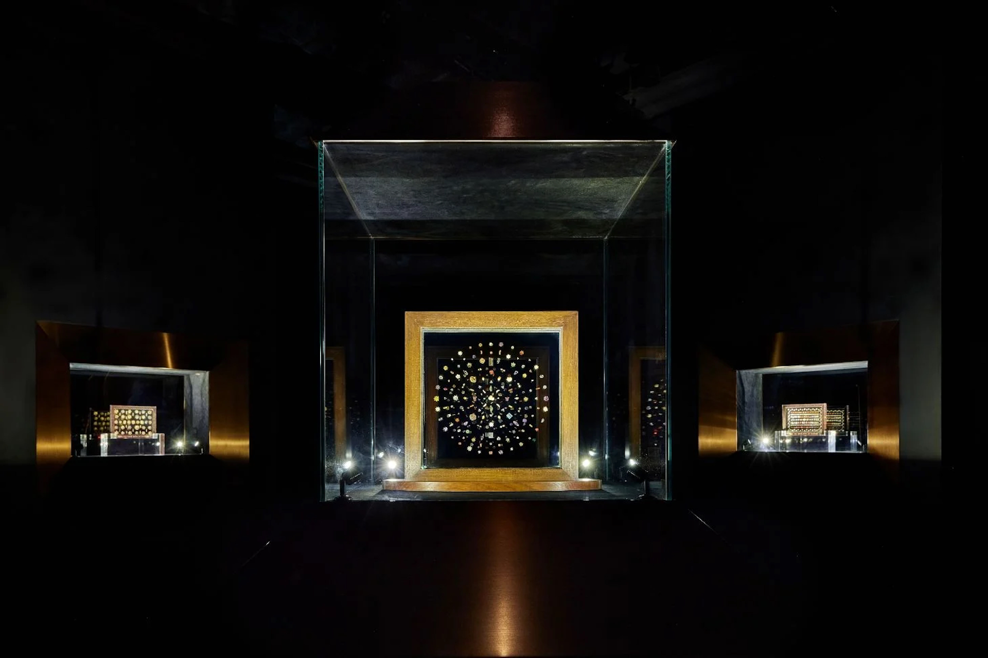 「比普羅瓦釋迦牟尼佛寶聖物」公開展覽一景。（翻攝自蘇富比）