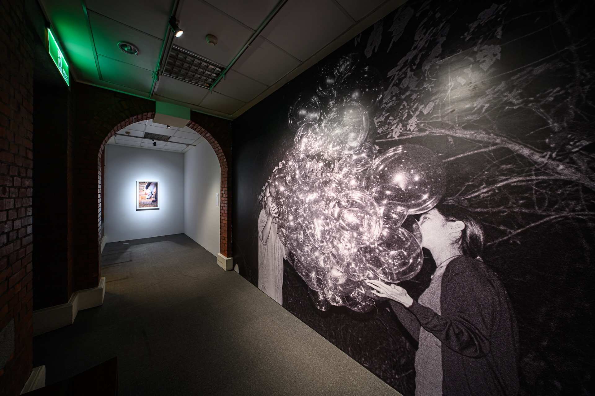 圖為蘇育賢作品《病毒》，創作於疫情隔離期間，藝術家幻想將病毒吹入太空泡泡，從窗戶中如情書般釋出，捕捉日常裂縫中荒謬又幽默的瞬間。（攝影／ANPIS FOTO王世邦，台北當代藝術館提供）