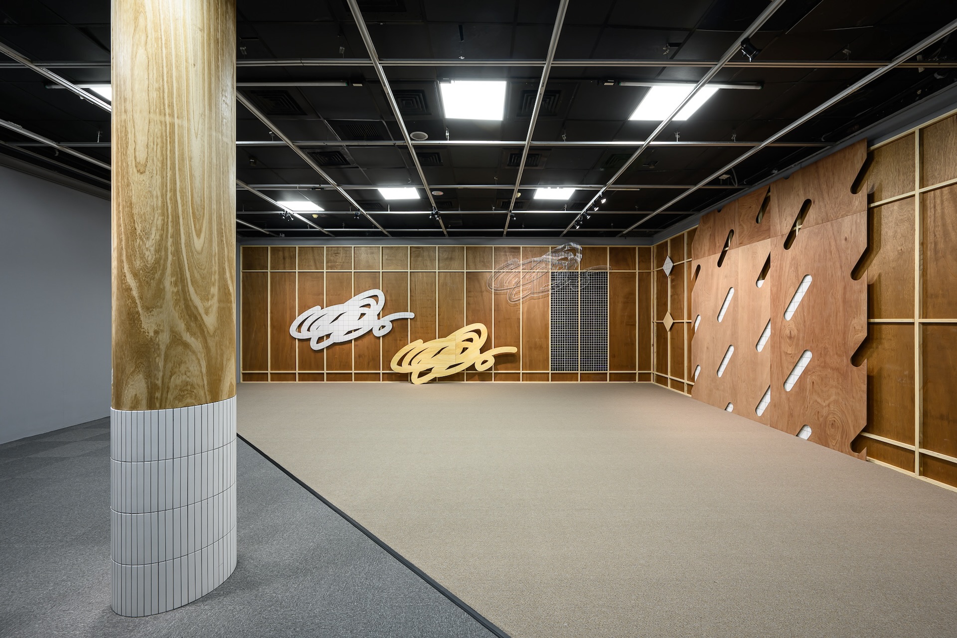 圖為陳為榛作品《夾板實驗場：熱幾何》，以建材搭建出如裝潢現場般的空間，透過結構錯置與重組，打破對建築與完成性的既定認知。（攝影／ANPIS FOTO王世邦，台北當代藝術館提供）