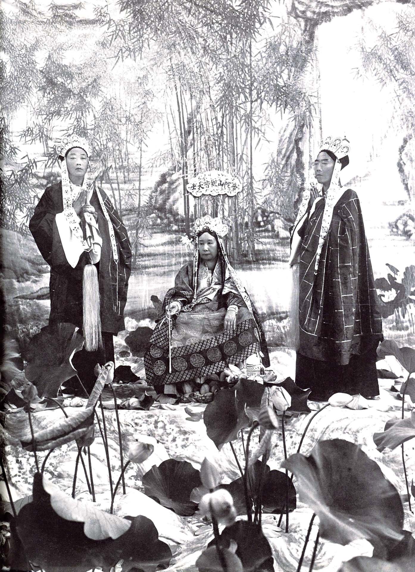 圖16 約1903年，慈禧皇太后扮觀音，圖引自單霽翔主編《故宮藏影：西洋鏡里的宮廷人物》，紫禁城出版社，2018，頁45。