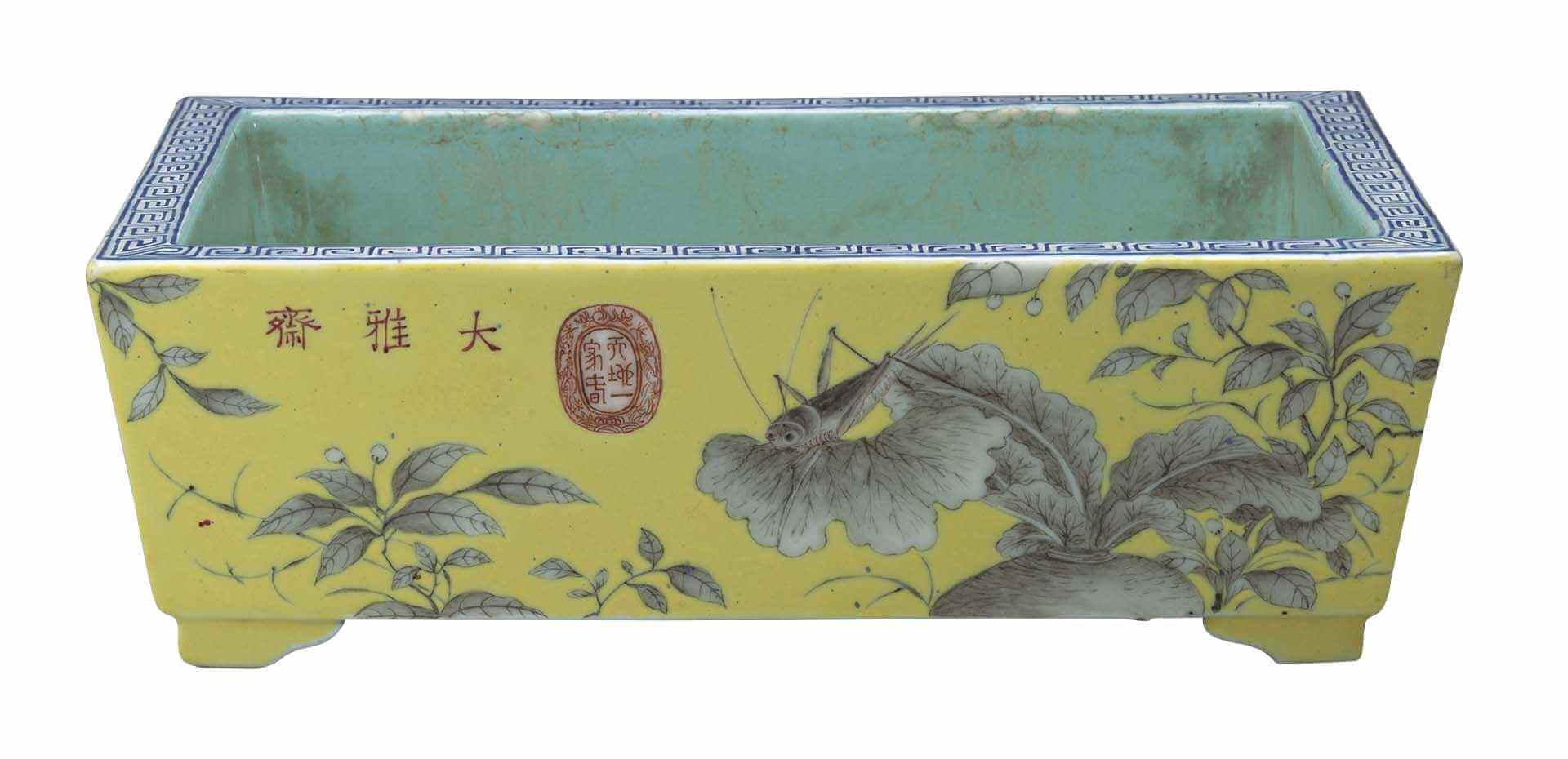 圖14 清光緒〈粉彩園圃圖盆〉，高6.6公分，口徑長20.7公分，寬14.3公分，底徑長18.7公分，寬12.4公分，國立故宮博物院藏。©國立故宮博物院Open Data