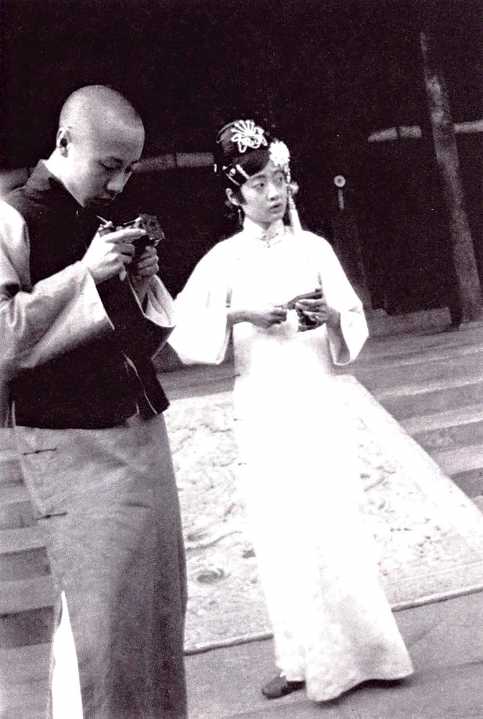 圖9 約1922至1924年，溥儀與婉容擺弄照相機。圖引自單霽翔主編《故宮藏影：西洋鏡里的宮廷人物》，紫禁城出版社，2018，頁147。