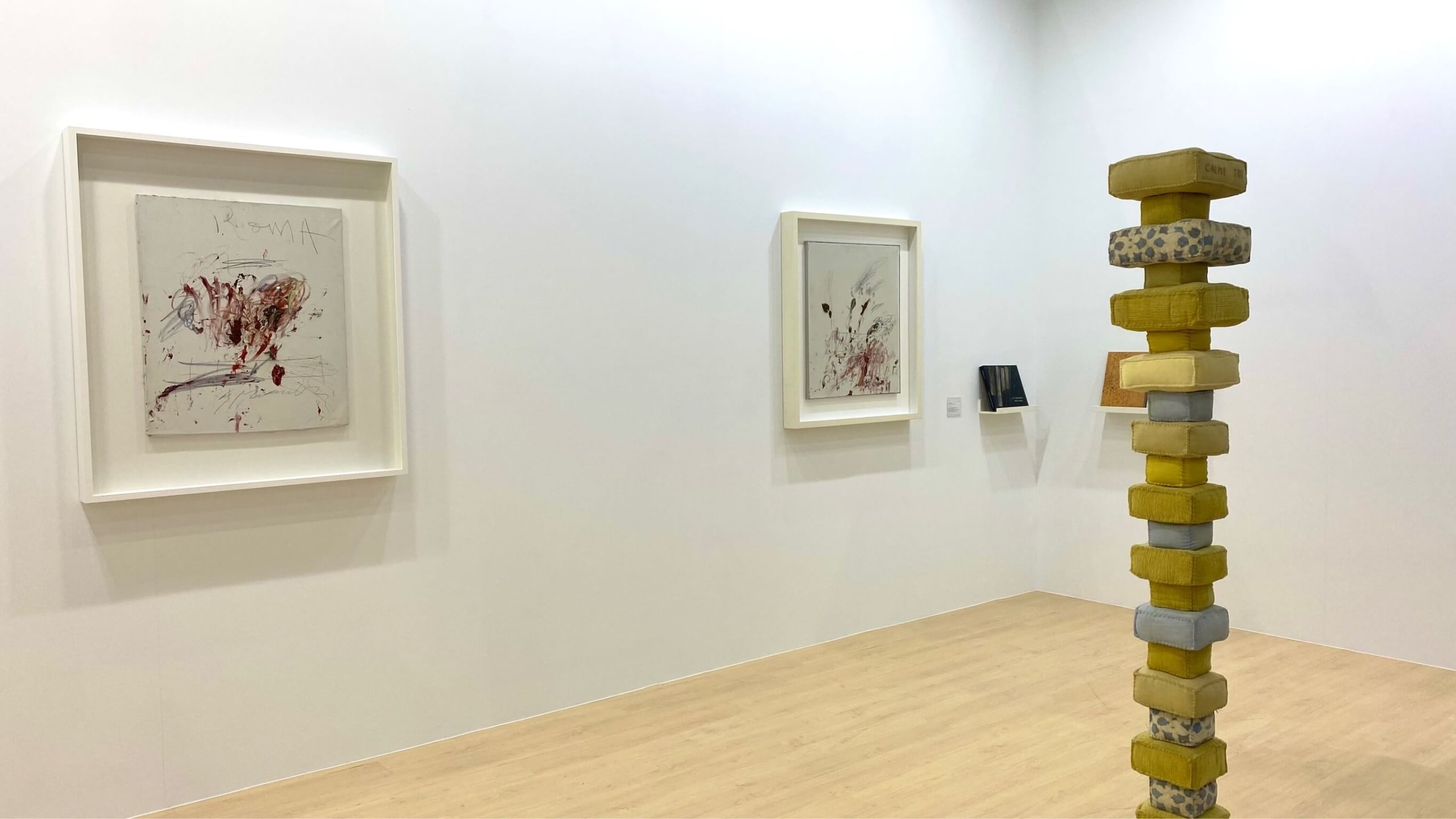 Karsten Greve畫廊展位一角，牆上為塞．湯伯利（Cy Twombly）作品，雕塑來自路易絲．布爾喬亞（Louise Bourgeois）。（本刊資料室）