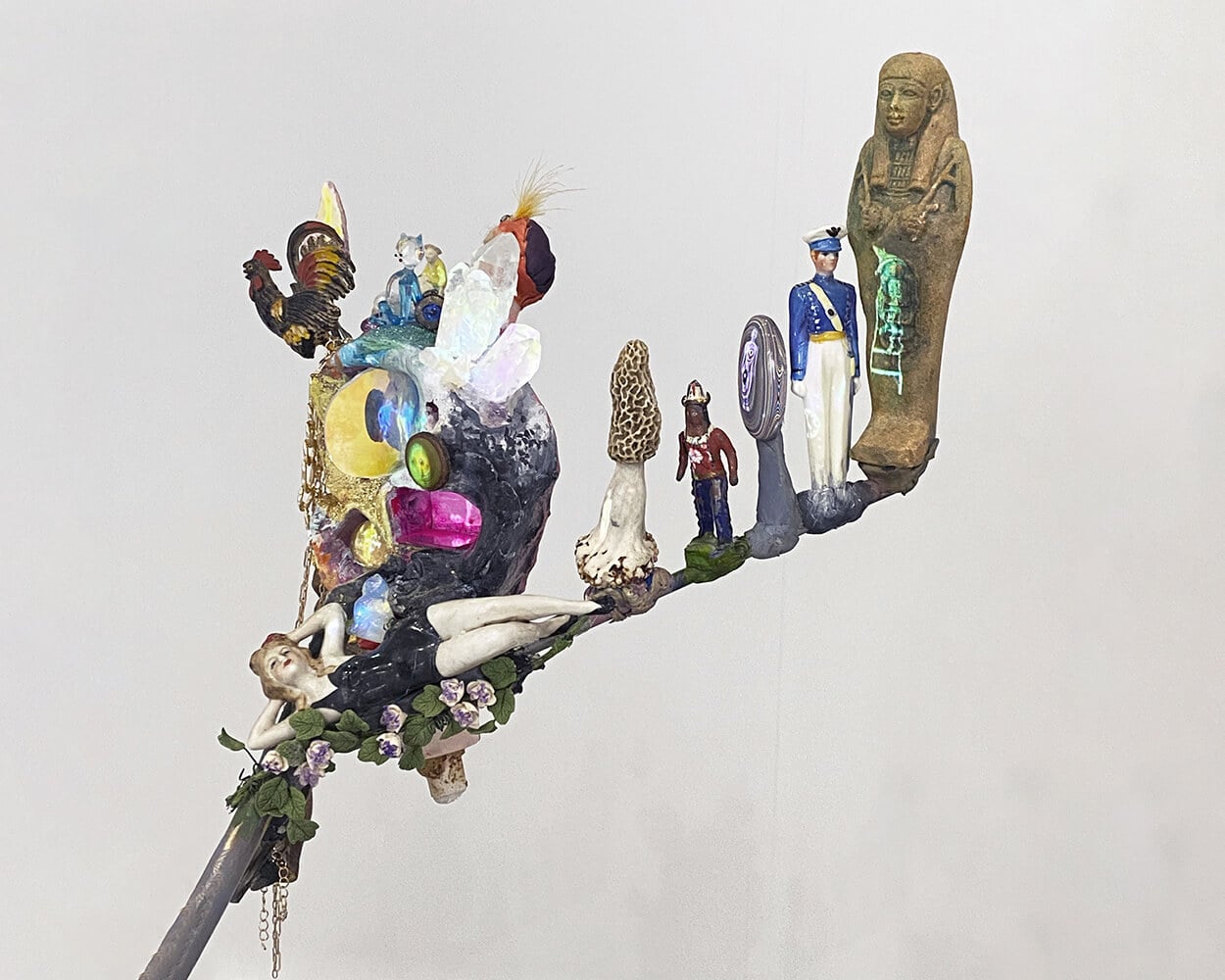 湯尼．奧斯勒（Tony Oursler）的複合媒材投影裝置《大於生命》（Bigger Than Life，2024）。（本刊資料室）