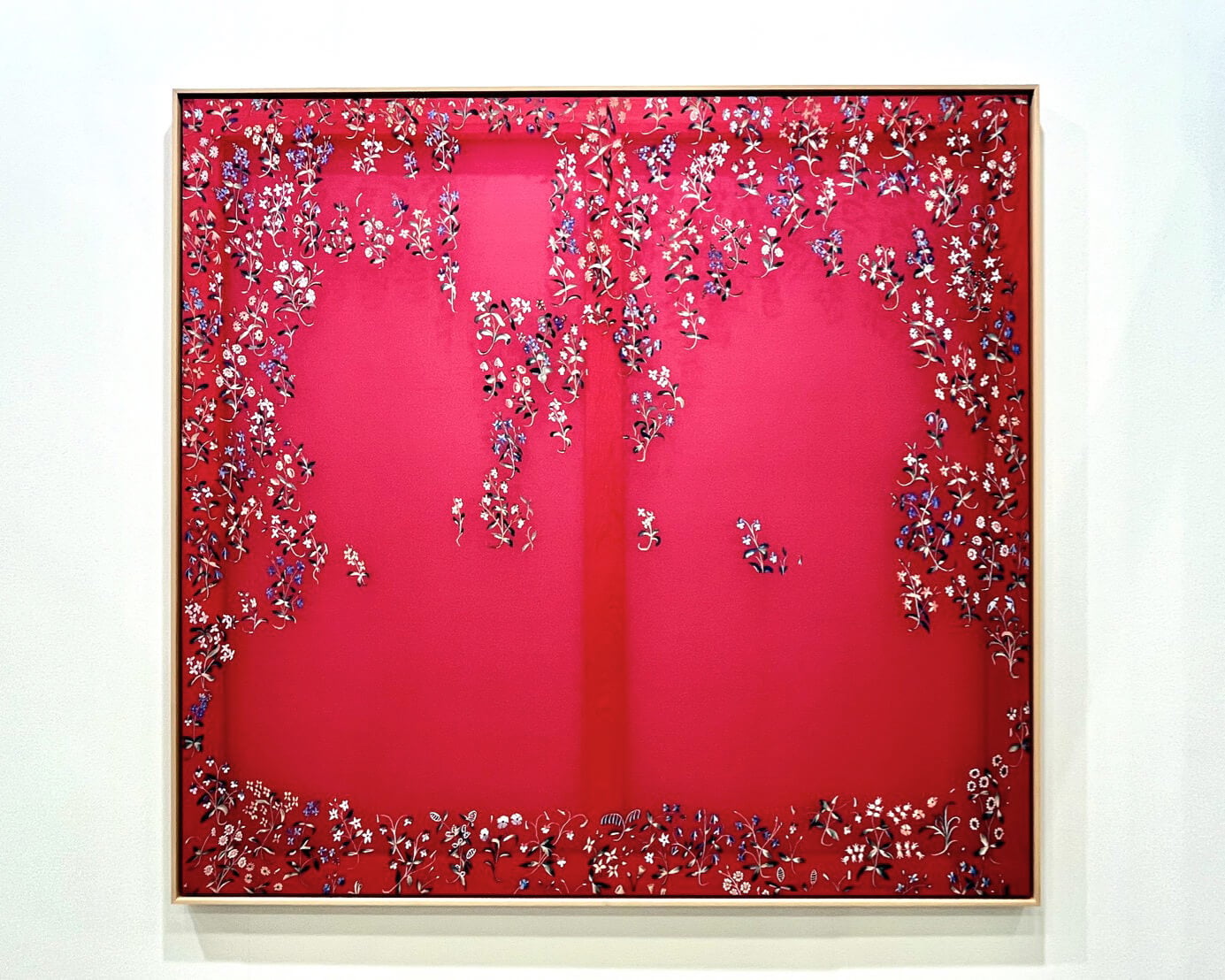 Clara Sánchez Sala，《La Dame à la Licorne. À mon seul desir》，絲絹上化妝品，130×135 cm，2025。（本刊資料室）
