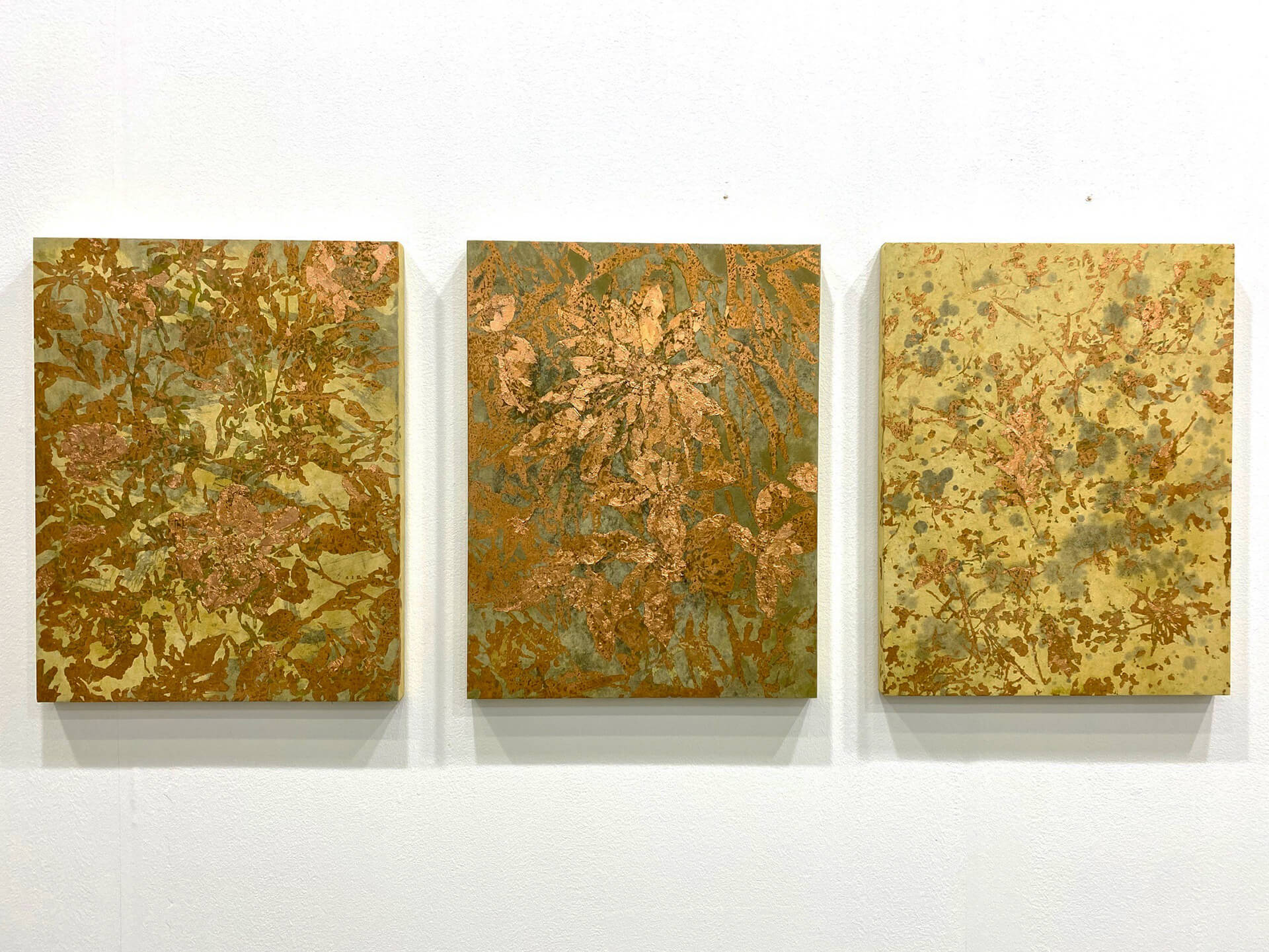 韓國藝術家趙賢秀（Jo Hyeonsu）以韓紙和傳統技法為基底，運用薄如蟬翼的銅箔為繪畫材料進行創作。（本刊資料室）
