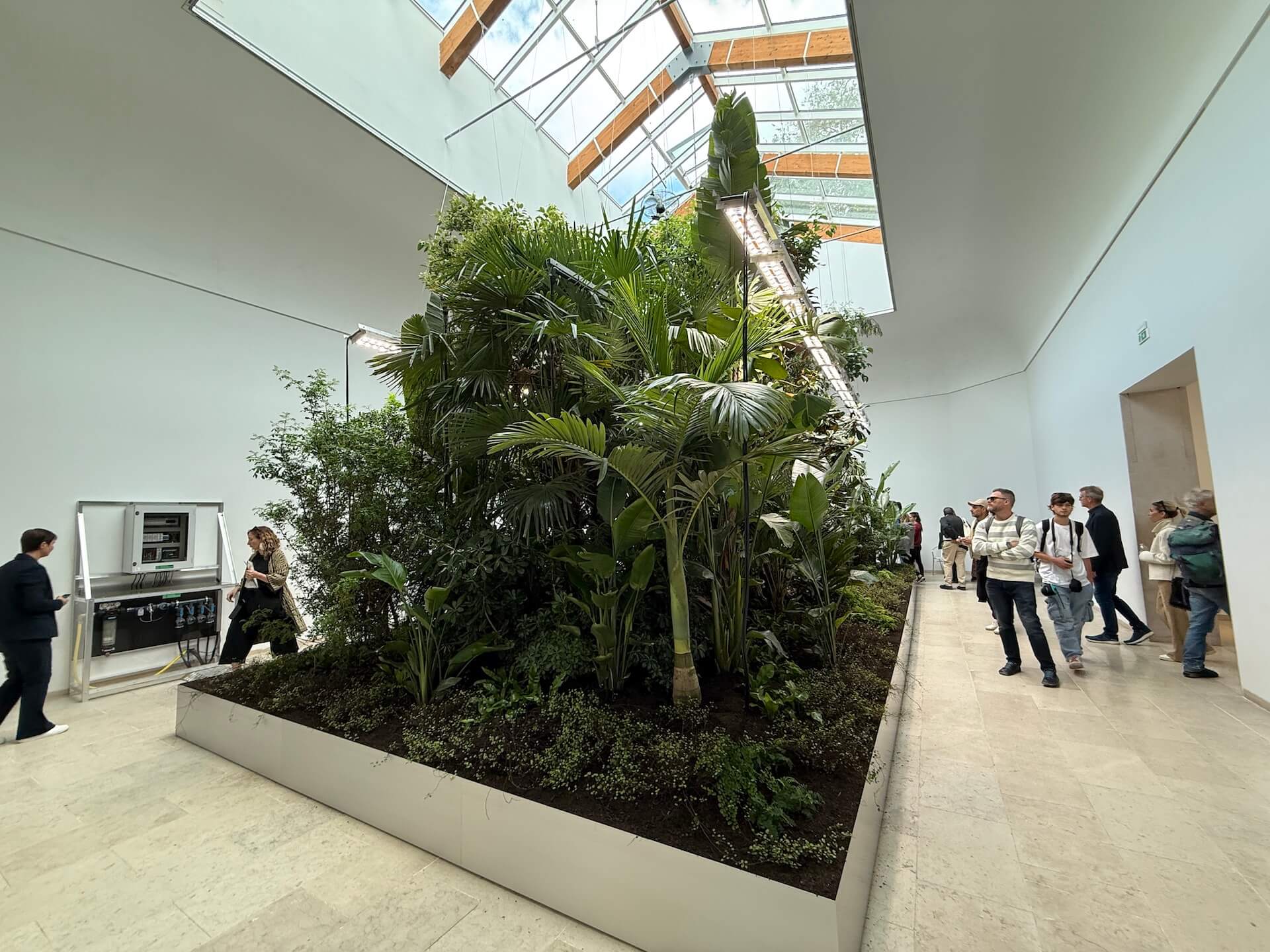 比利時館「建築生物圈」以超過 200 種植物組成一個能感知、能調節的空間系統。（攝影／朱佑霖）