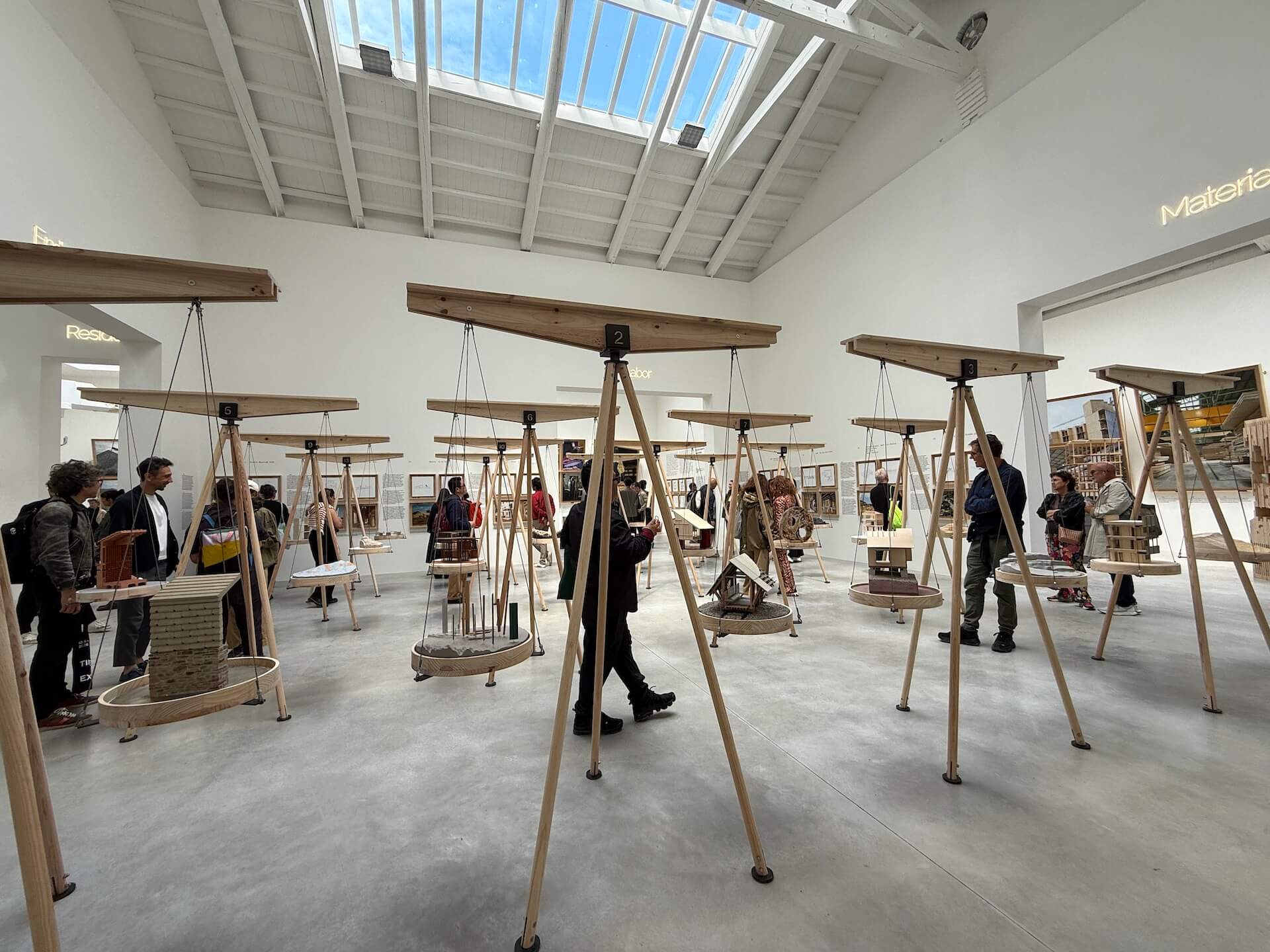 西班牙館展覽主軸聚焦於中央展廳「平衡」（Balance），展示16件由新一代西班牙建築事務所完成的實作案例。（攝影／朱佑霖）