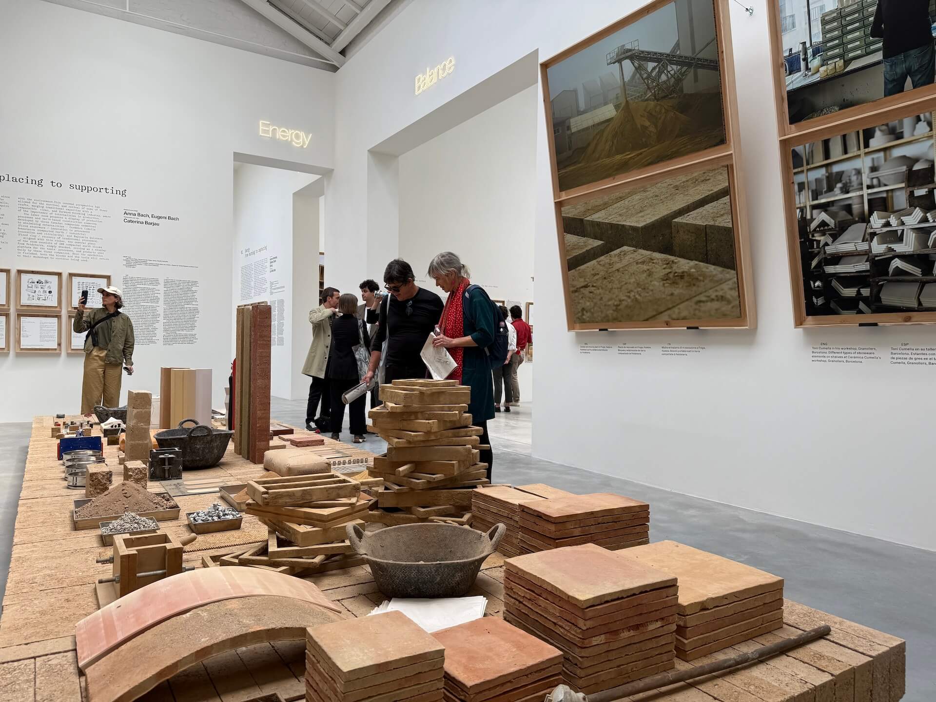 圍繞主展間的五個展室之一，展示材料。（攝影／朱佑霖）