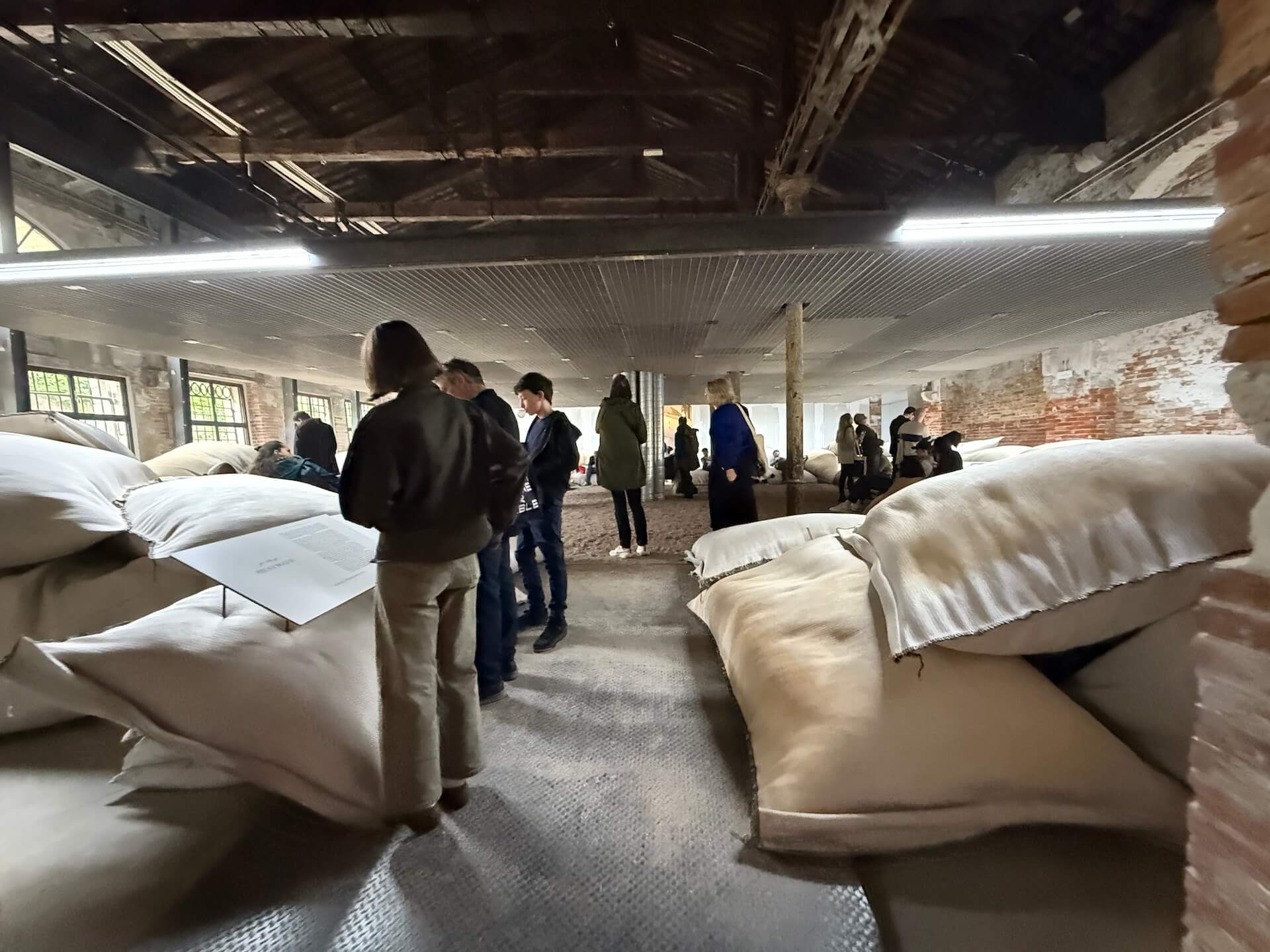 展館內陰涼舒適，結合風塔、懸掛冷卻天花板、沙袋座椅等被動式降溫手法，建構出一座專門為建築工人等長時間暴露戶外勞動者的降溫空間。（攝影／朱佑霖）