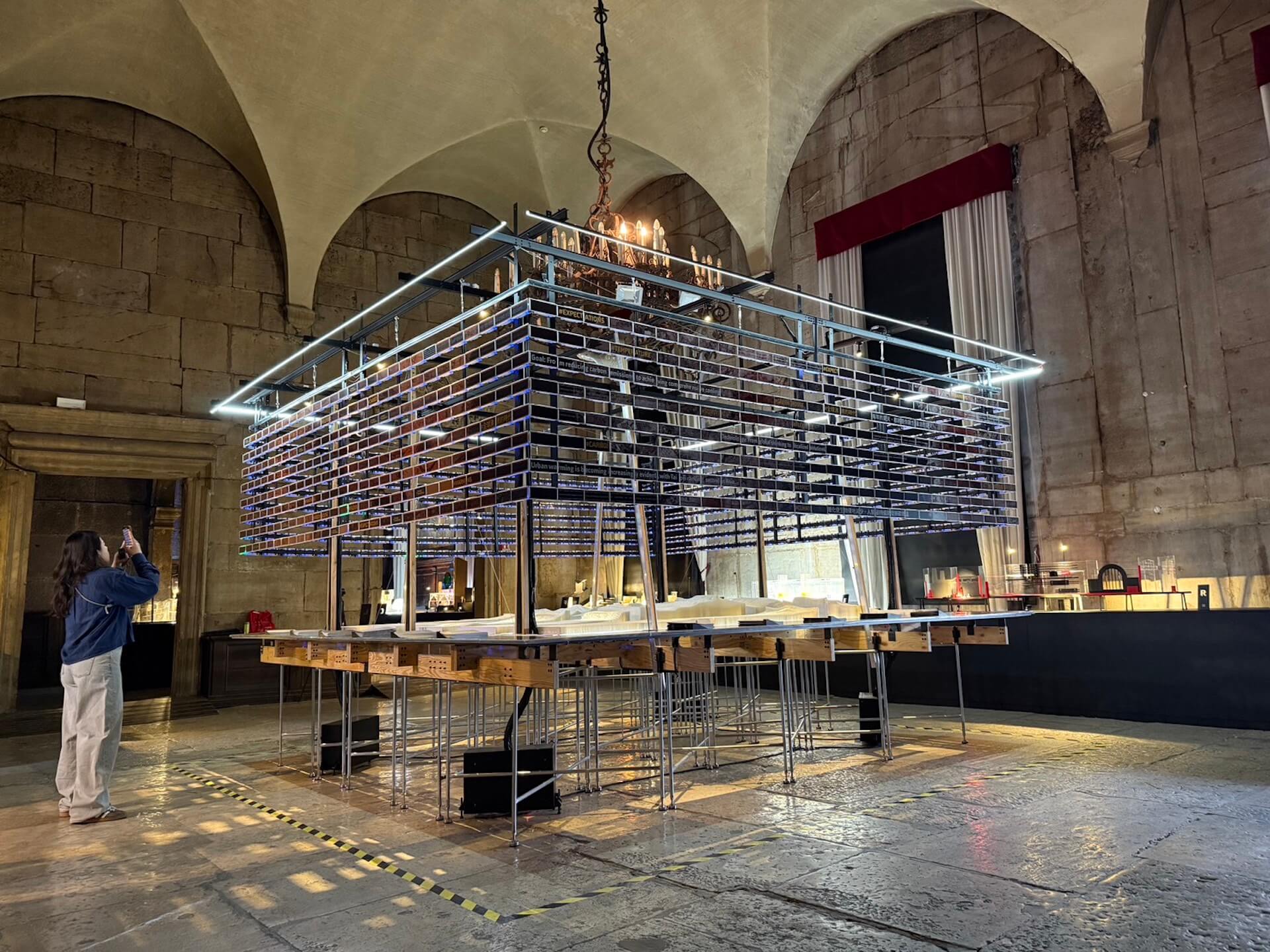 第19屆威尼斯建築雙年展臺灣館「[無]信仰：漂蕩世界的臺灣智慧」現場，展場中央為蜂巢紙構築的「科技島」。（攝影／朱佑霖）