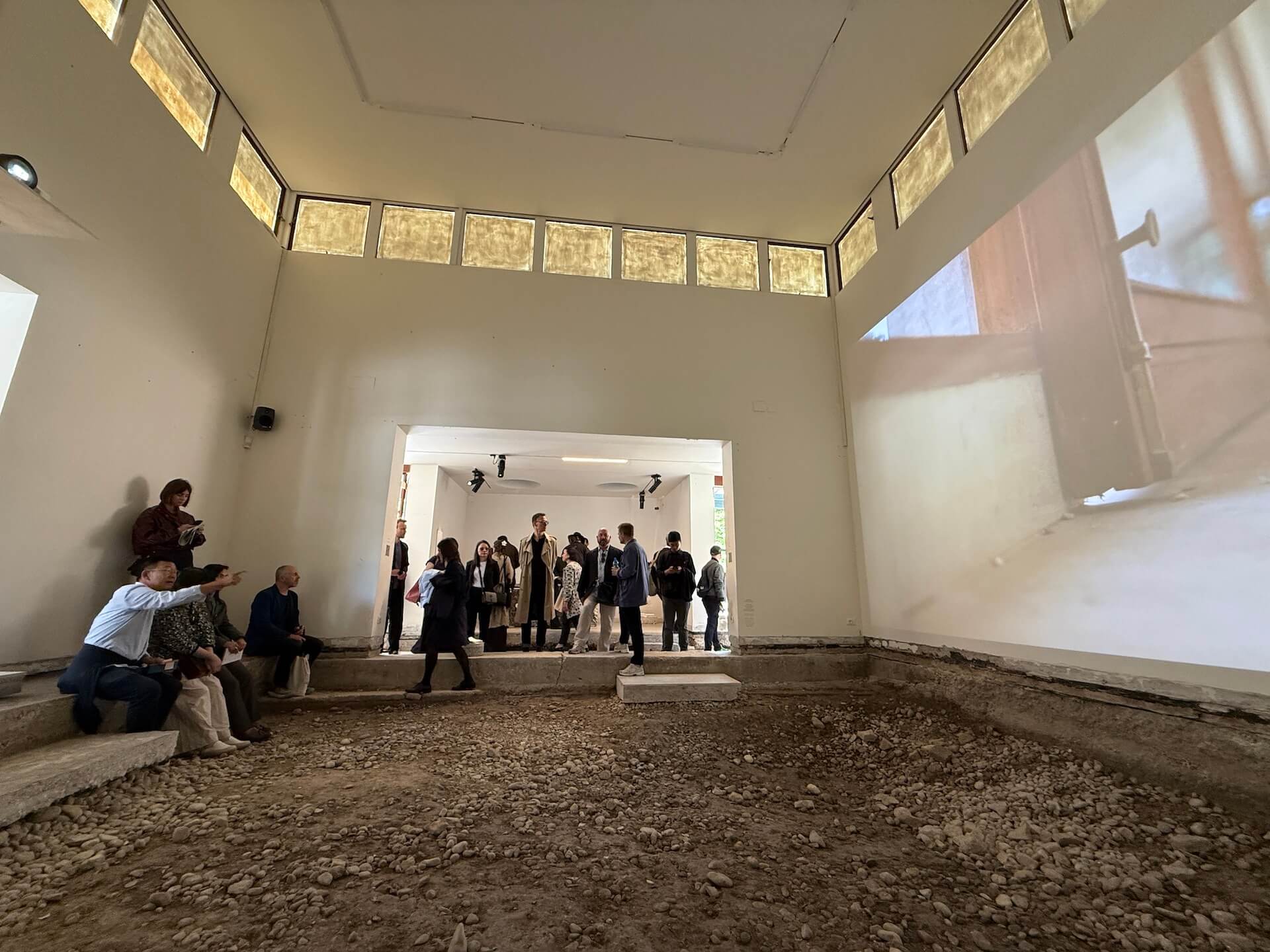 丹麥館「就地建造」彷彿一處尚未完工的工地現場。（攝影／朱佑霖）