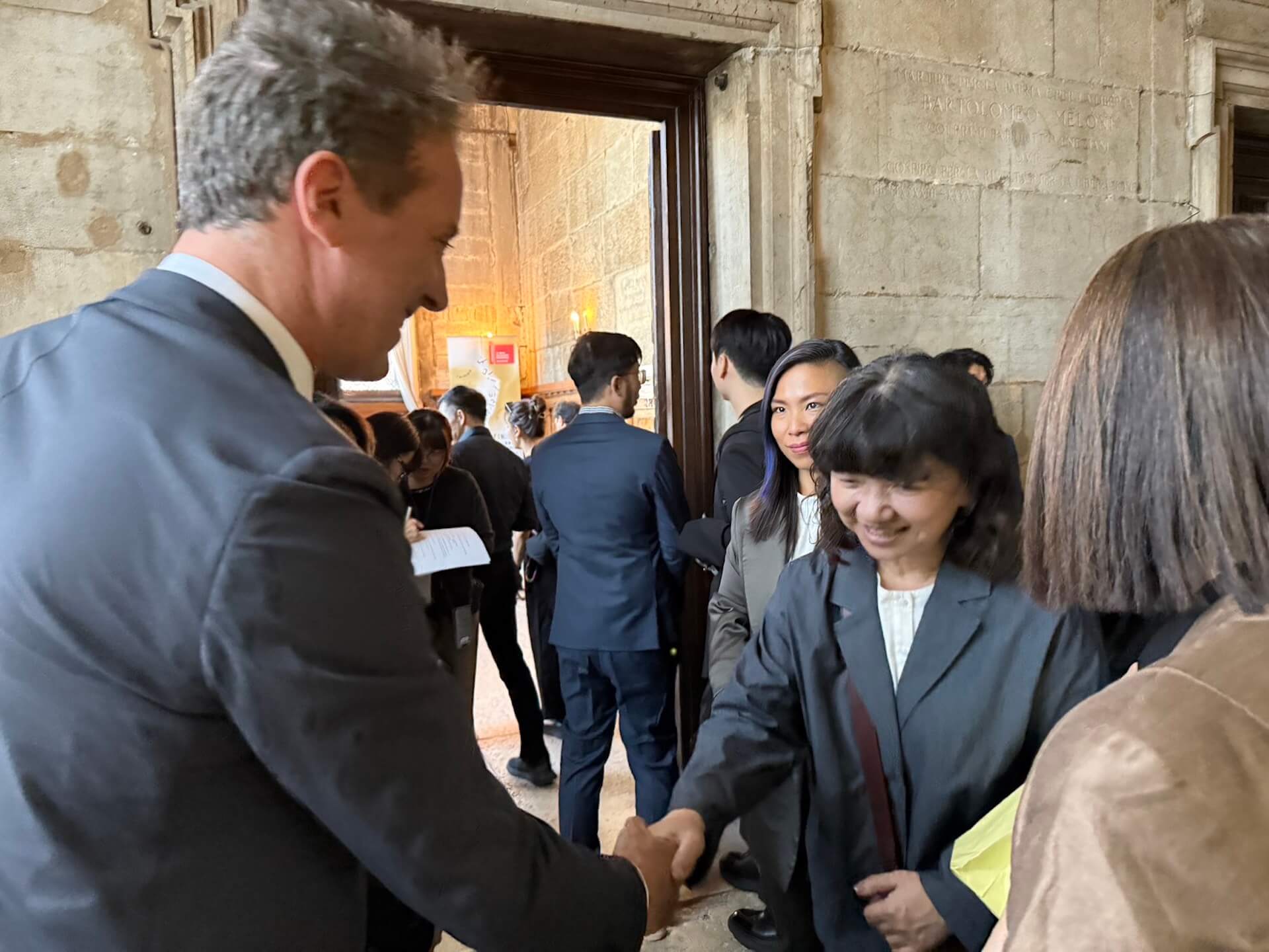 臺灣館展覽開幕現場文化部政務次長李靜慧與到場貴賓交流。（攝影／朱佑霖）