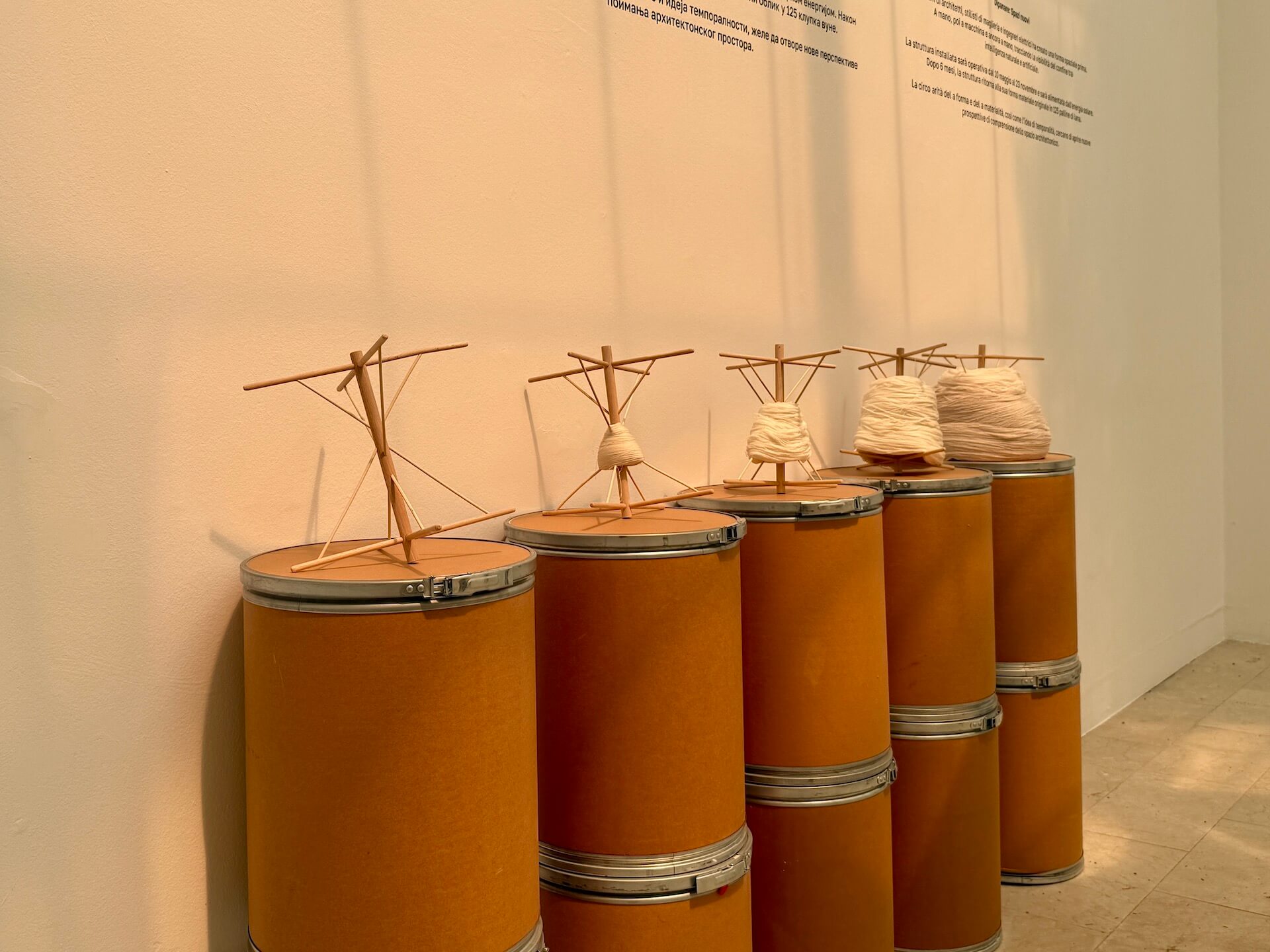 展覽期間羊毛亭會緩慢且持續地拆解自身，至展覽結束時完全回復為原始毛線。（攝影／朱佑霖）