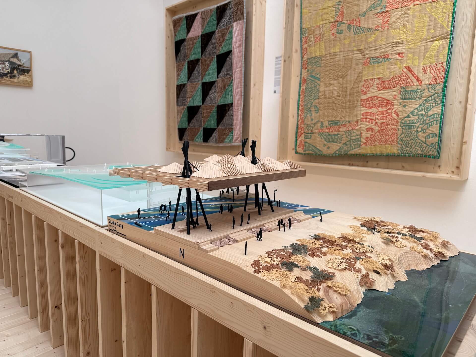 美國館作品來自全美的54位建築師、藝術家與社區實踐者參與。（攝影／朱佑霖）