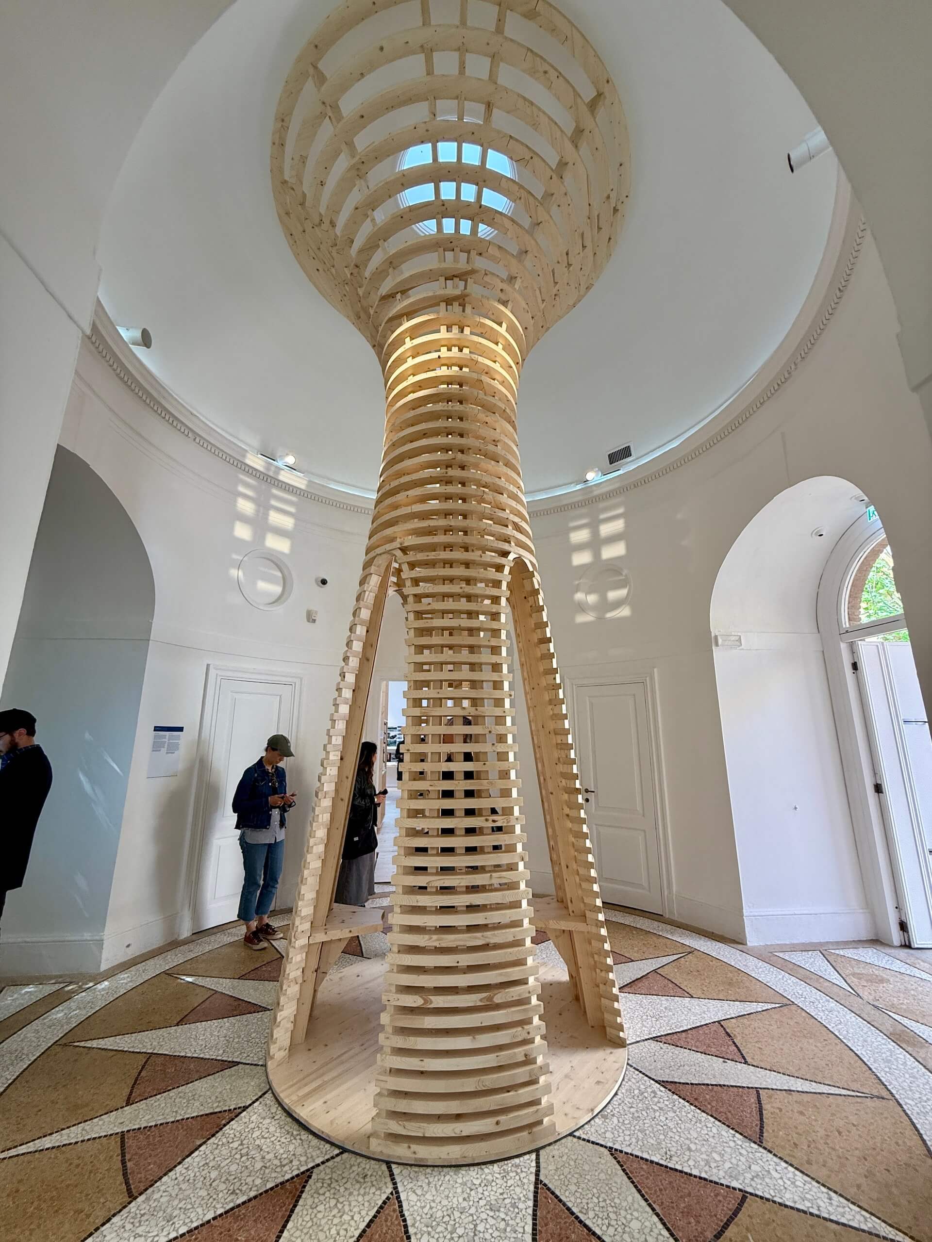 美國館將展場打造成一座實體門廊，宛如雙年展的「客廳」。（攝影／朱佑霖）