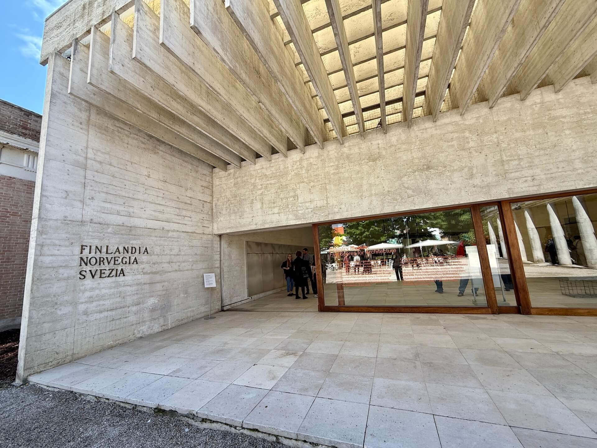 北歐館建築作為現代主義建築的象徵，體現純粹性與中立性等理想。。（攝影／朱佑霖）