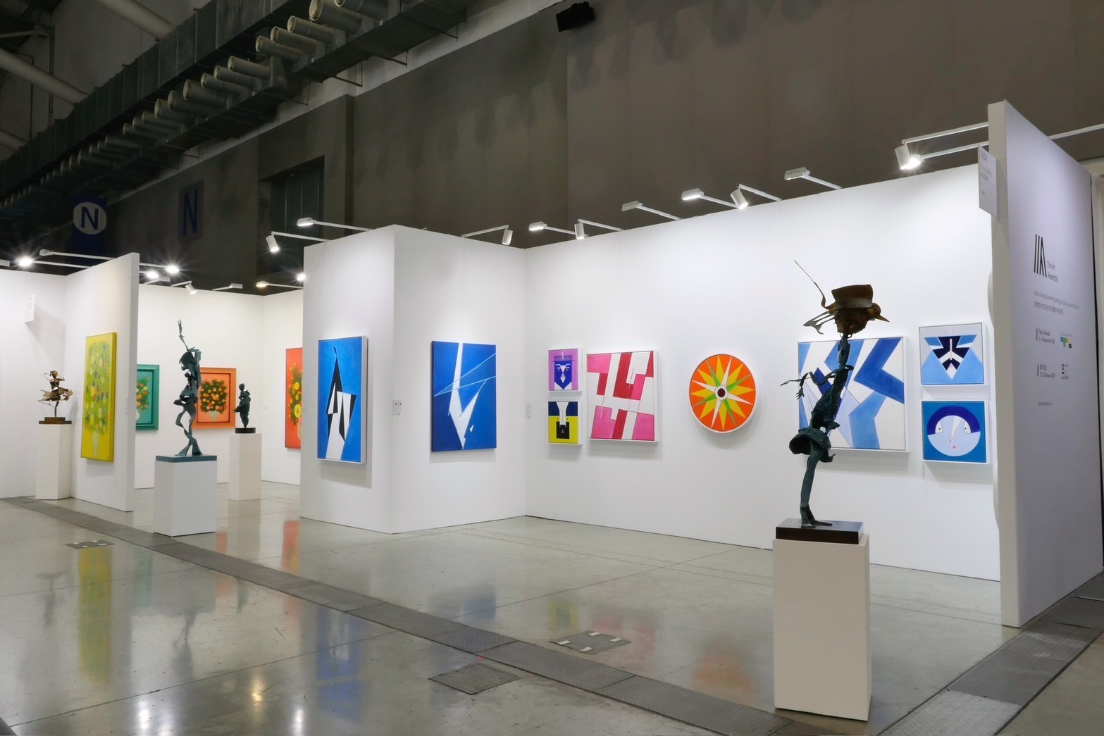 采泥藝術展位一景。（圖片由采泥藝術提供）