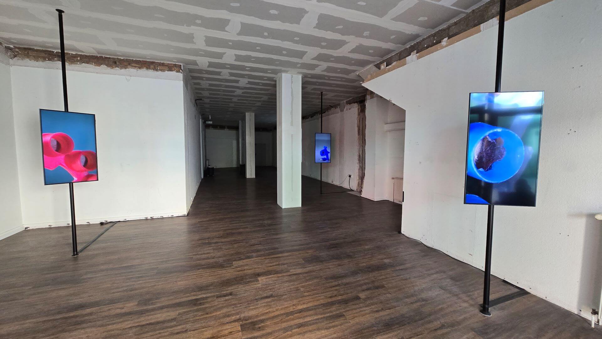 阿爾文．雷（Alwin Lay）的錄像裝置《張力（解脫）》（Tensions (Break Free)），於廢棄商店中展出。（攝影／高森信男）