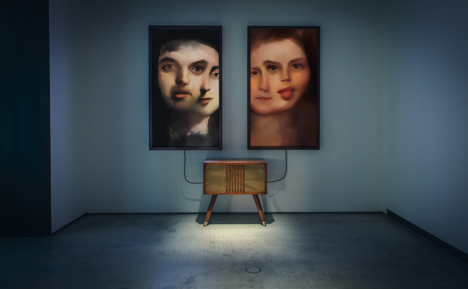 馬里奧．克林格曼的《路人的回憶I》於西班牙馬德里的私人美術館 Espacio SOLO展出，作品來自 Onkaos 藝術收藏。圖為展出現場一景。（© Mario Klingemann，Onkaos）