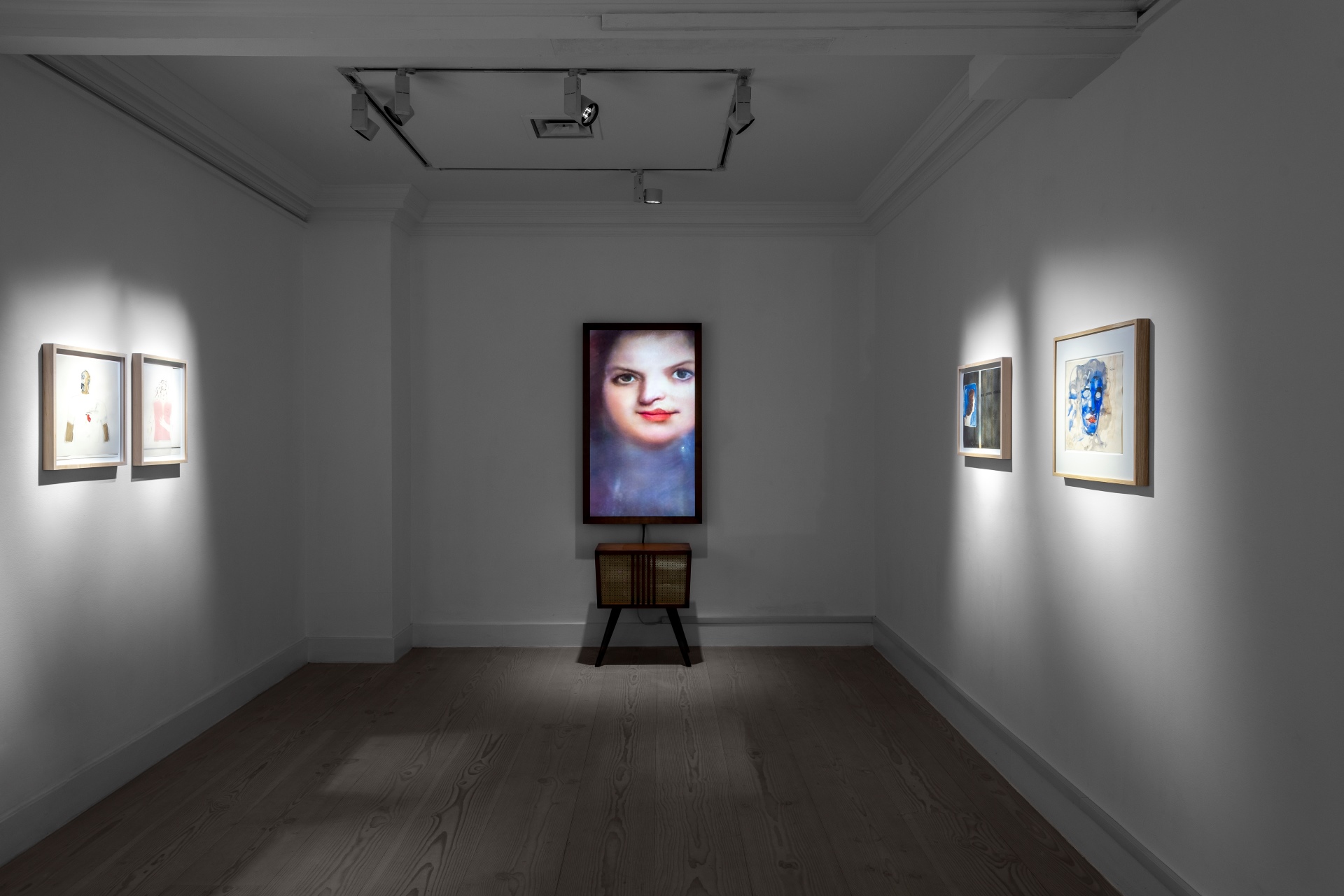 馬里奧．克林格曼的《路人回憶 I（獨奏版）》（Memories of Passersby I, Solitaire Version）於 2021 年 倫敦 Gazelli Art House 的《Code of Arms》展覽展出一景。（攝…