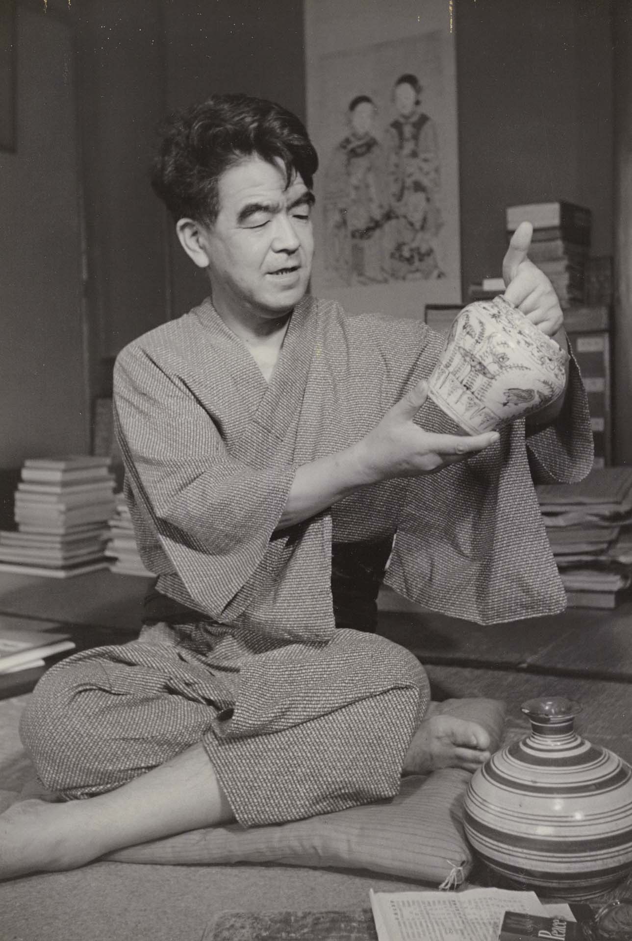 圖1 矢代幸雄凝視心愛的藏品