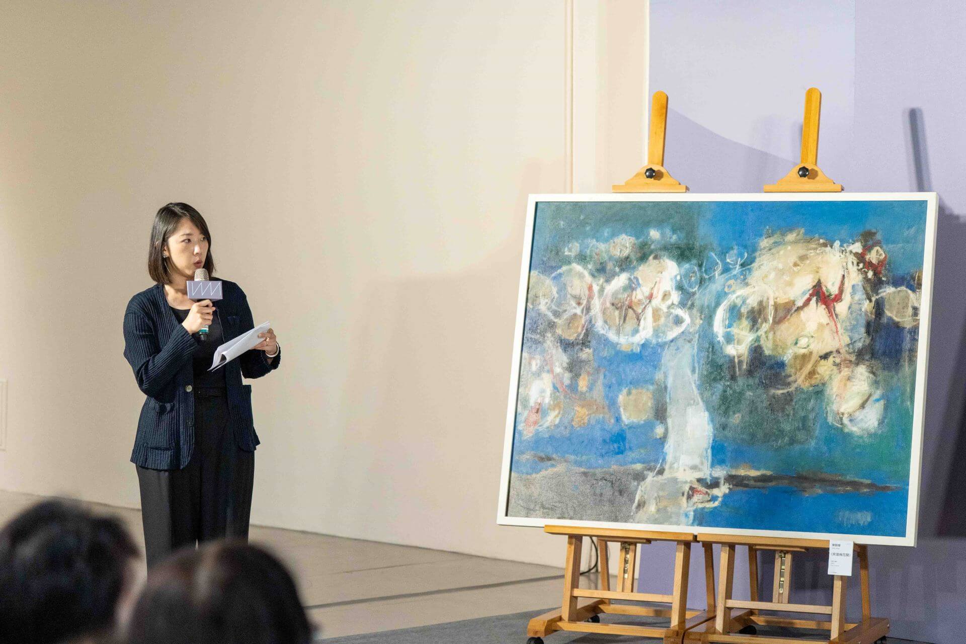 臺中市立美術館賴依欣館長介紹作品。（臺中市立美術館提供）
