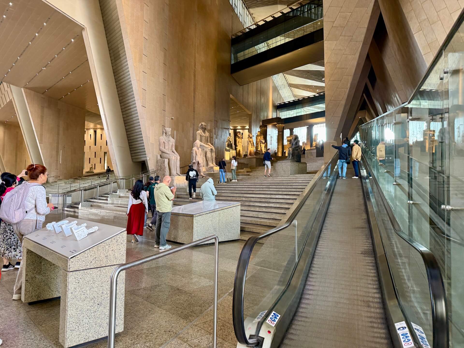 通往展廳的巨大階梯，貫穿整個建築量體。（攝影／朱佑霖）