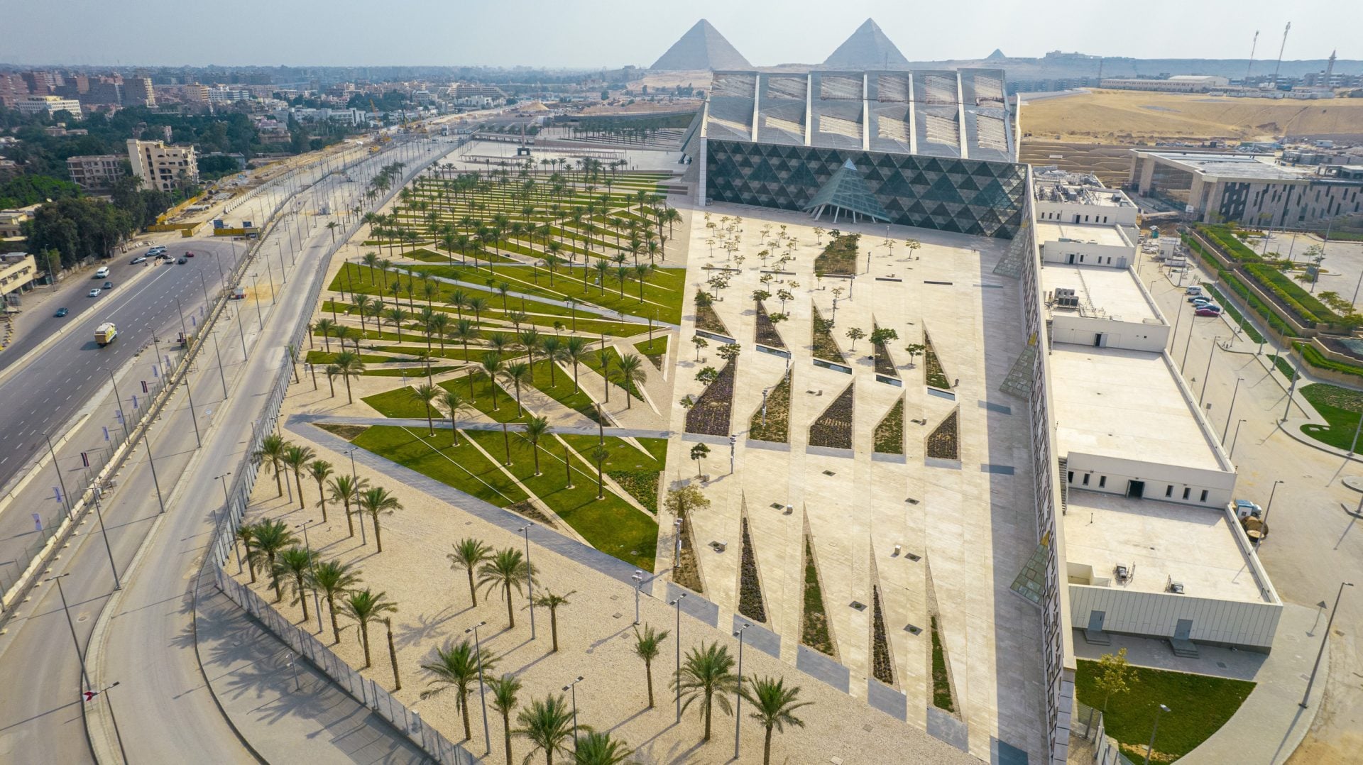 俯瞰大埃及博物館全景。（©Grand Egyptian Museum and ©West 8）