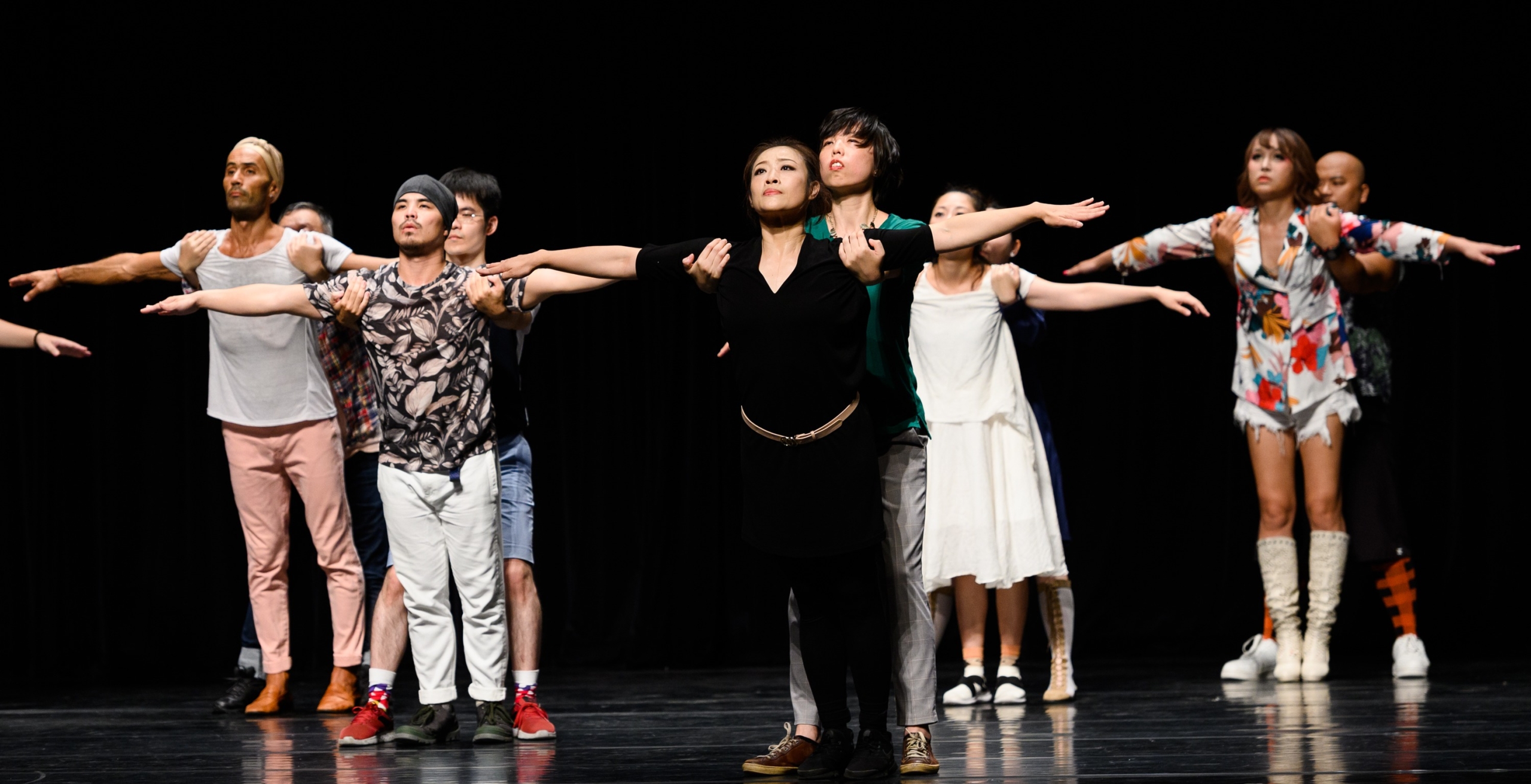 「2019臺北藝術節」中演出傑宏‧貝爾(Jérôme Bel)之作《非跳不可》與主題「我們(沒)有認同」(I (do not) belong to you)發展出相互呼應的關係。(© 臺北表演藝術中心)