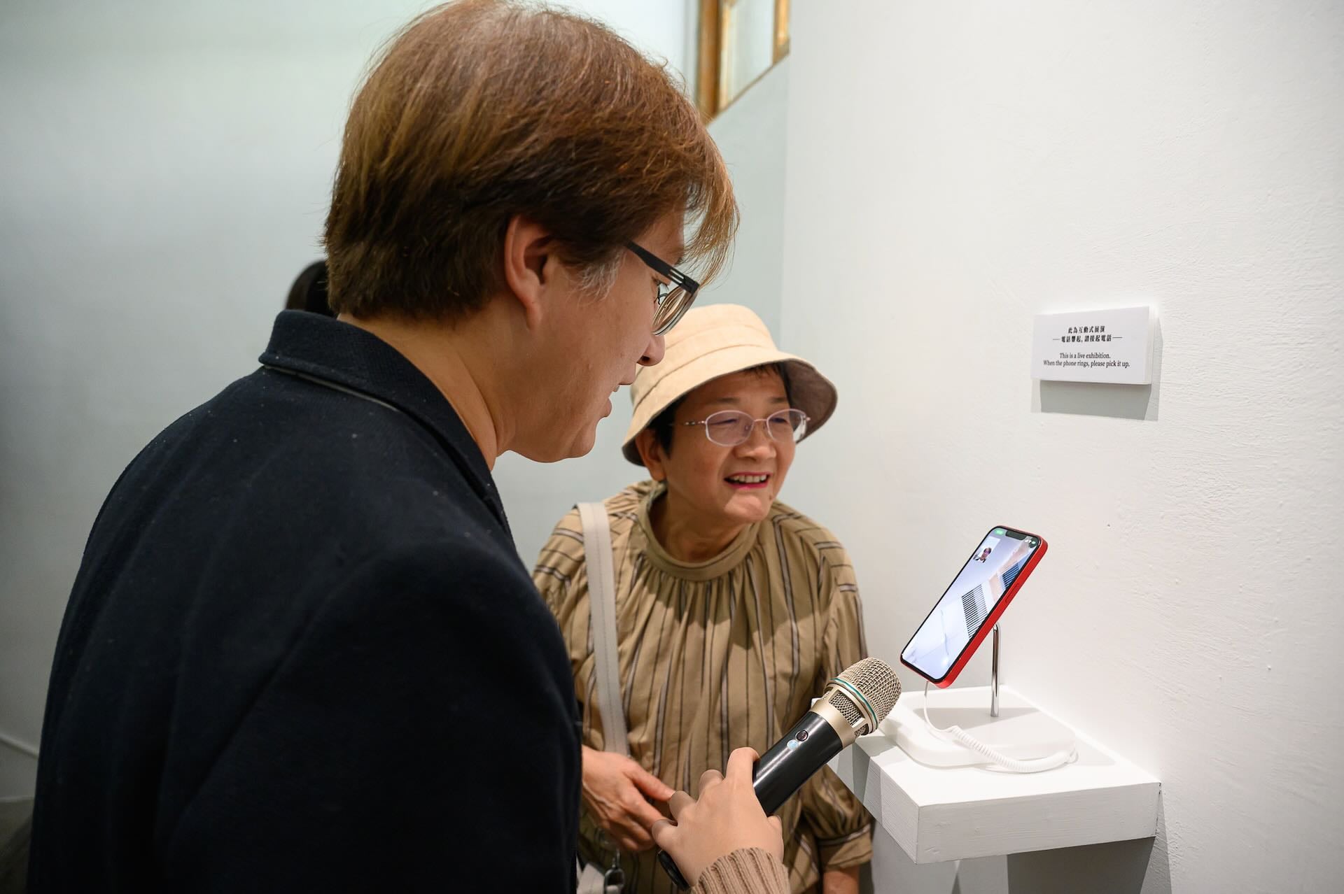 明日和合製作所，《母親凝視過你》，2025，互動式展演。攝影：ANPIS FOTO 王世邦，圖片由長椅小姐、有章藝術博物館提供