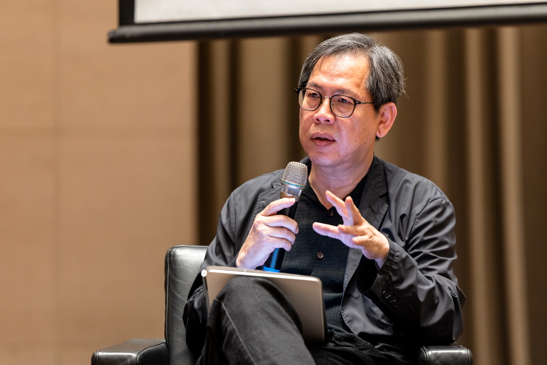 圖為藝術家朴贊景（Park Chan-kyong）。他以融合影像敘事與批評理論的創作方式，探討「崇高」與「傳統」的視覺想像與文化潛意識，並持續關注韓國的現代性、歷史創傷與巫俗文化在當代的轉化。（台新銀行文化藝術基金會提供）