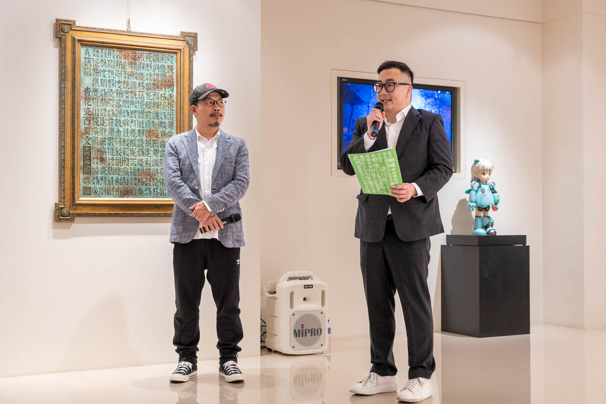 策展人歐展榮（右）一針見血剖析「方道文山流」的真諦。（印象畫廊提供）