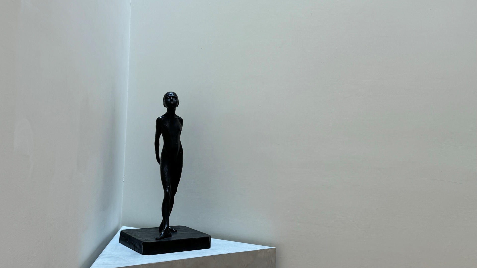 圖為三樓樓梯轉角展出之愛德華．竇加（Edgar Degas）《著衣舞者的裸體研習》，以凝結動態舞姿為永恆身影，呼應葉子奇畫作中對時間與身體的凝視。（攝影／李京樺）