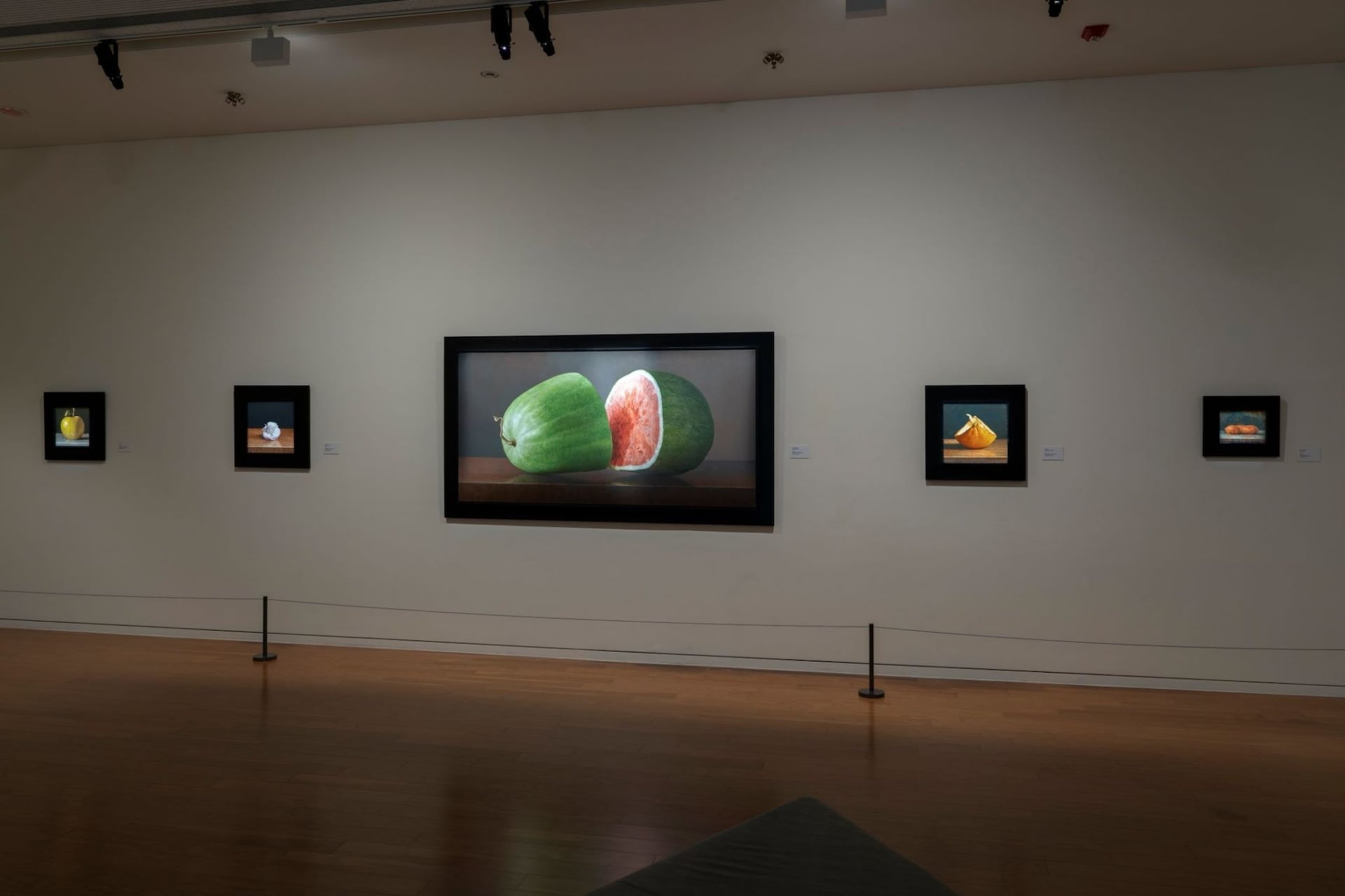 「獨白與對話」展區聚焦靜物，呈現葉子奇對時間與光的凝視。他視靜物為「室內的風景」，以細膩筆觸描繪光影與記憶。作品《來自玉里的西瓜》承載與父親及夏陽共度的片刻，靜謐而深情。圖為葉子奇個展「時間的雅歌」展出一景。（亞洲大學附屬現代美術館提供）
