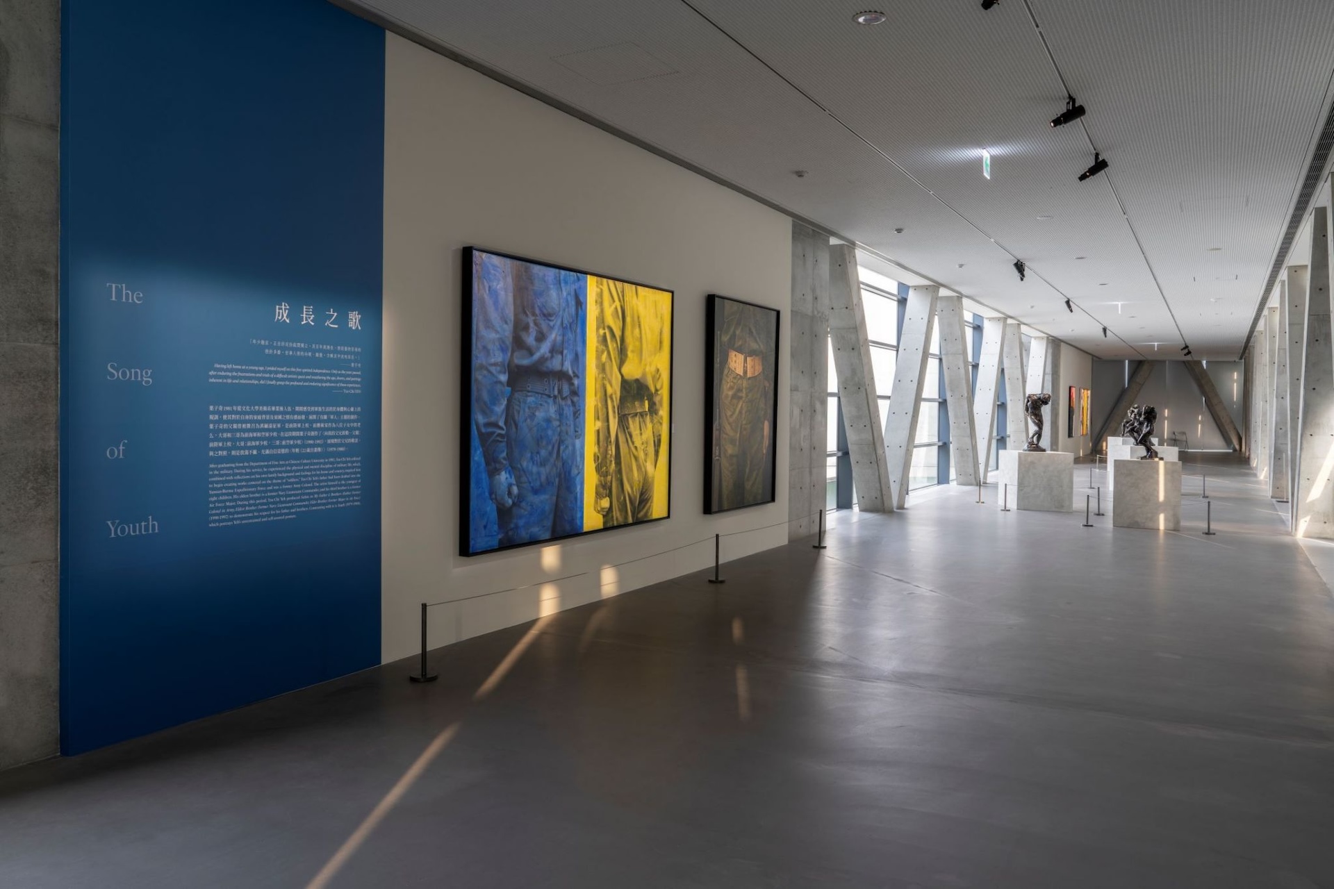 「成長之歌」聚焦葉子奇對家族與軍人身分的描繪。作品《向我的父兄致敬》以立正姿態與軍服細節，致敬其身為陸、海、空三軍成員的父親與兄長，展現藝術家對家國與家庭角色的思索。圖為葉子奇個展「時間的雅歌」展出一景。（亞洲大學附屬現代美術館提供）