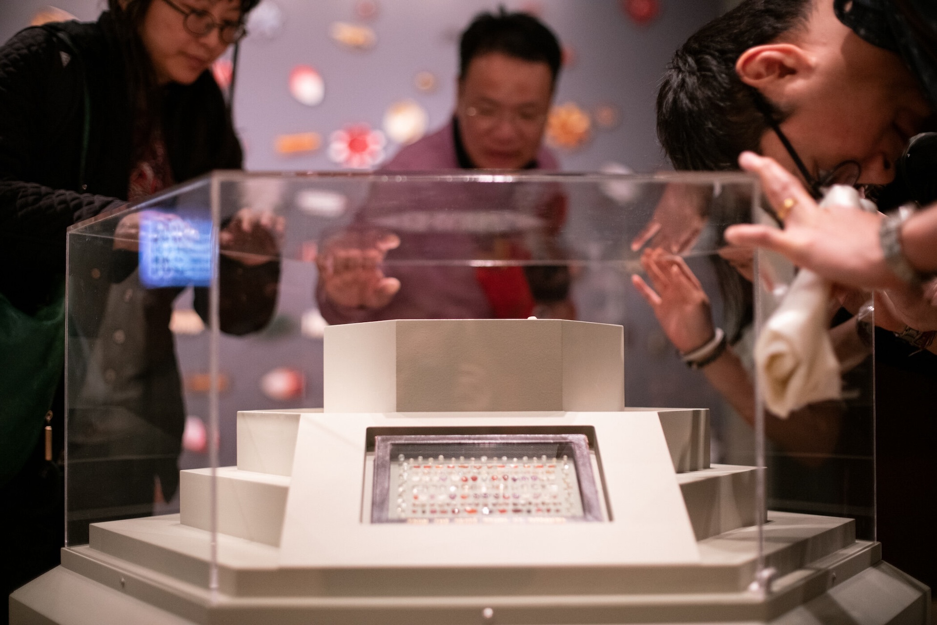 2019年6月，紐約魯賓藝術博物館於年度策展主題「Power（力量）」中展出來自比普羅瓦古佛塔的佛教聖物寶石。展覽「Charged with Buddha’s Blessings」邀請觀眾思考物件如何作為力量的載體，並強調觀者在接近與瞻禮過…