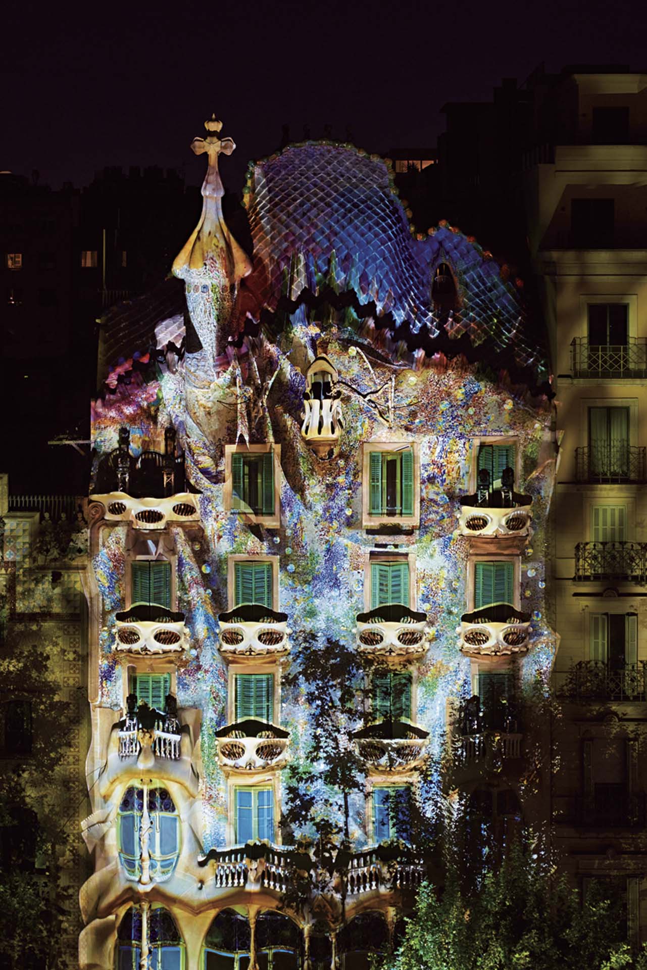 雷菲克．阿納多爾的《Living Architecture》（2023）於西班牙巴塞隆納巴特羅之家（Casa Batlló）展出一景。（Claudia Maurino提供）