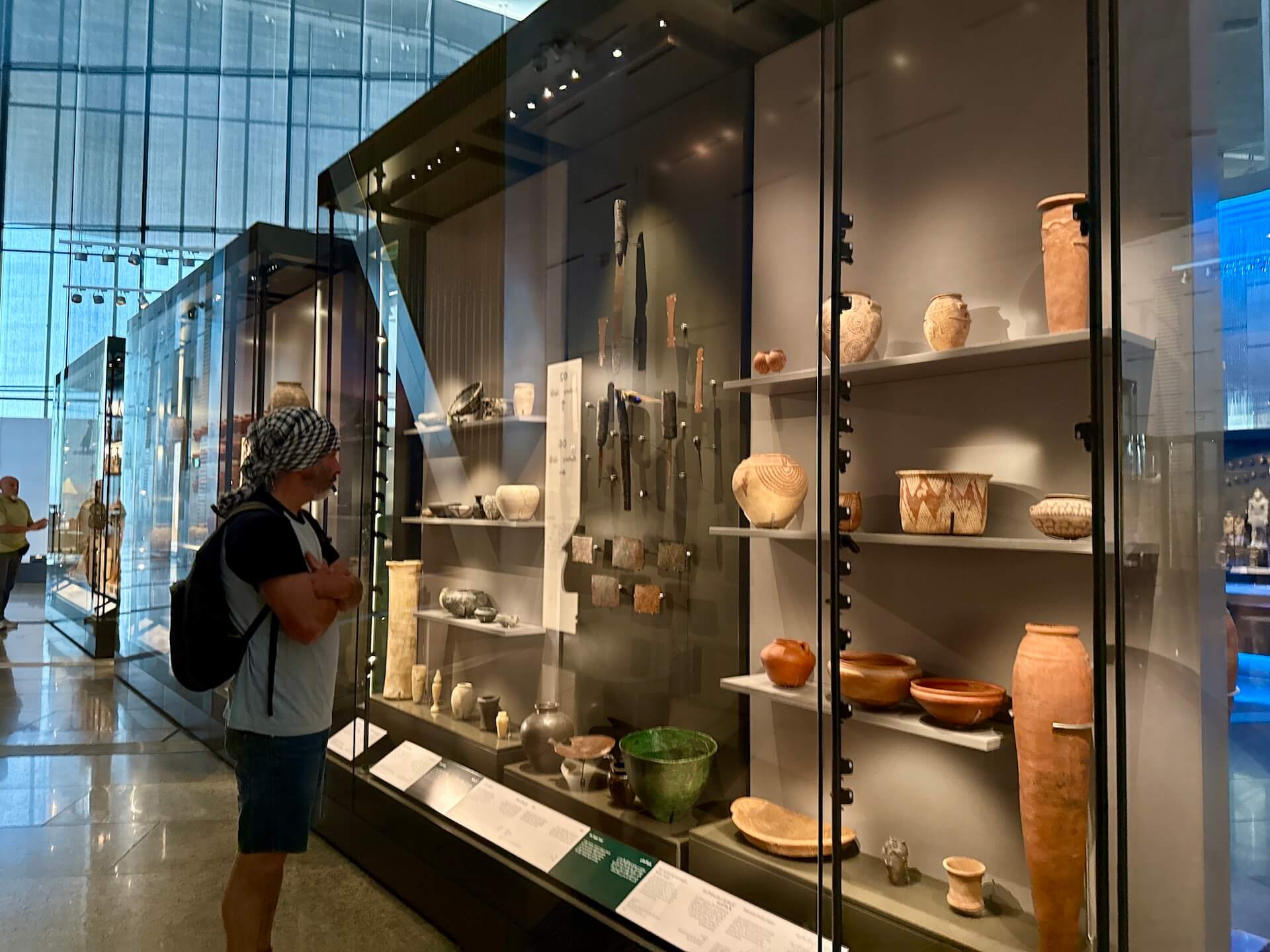 12個廊廳的主展廳文物展示於氣密展櫃中。（攝影／朱佑霖）