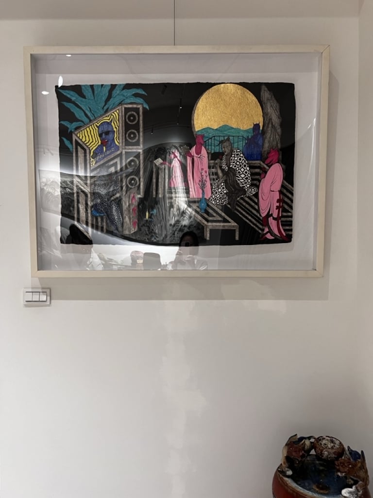 黃麟收藏的第一件作品《忘德賦—錢櫃飆歌》常掛於辦公室一隅。（攝影：朱貽安）