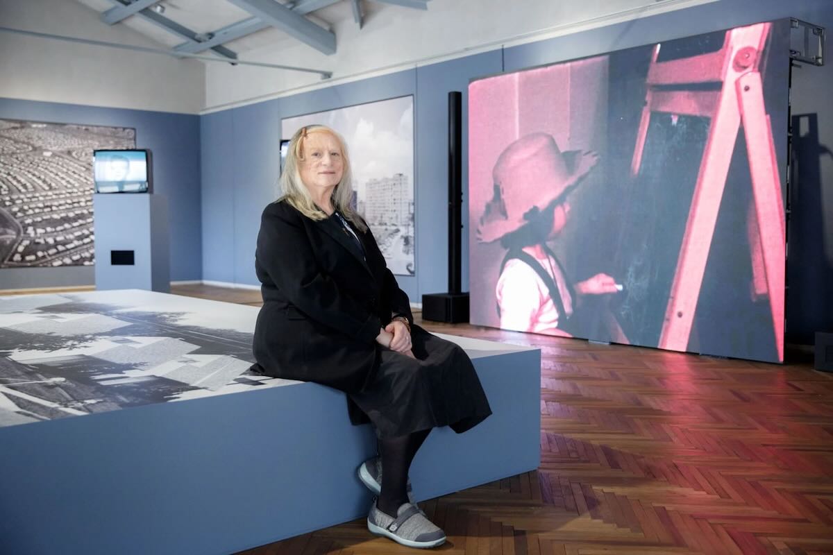 美國知名影像藝術家達拉・伯恩鮑姆（Dara Birnbaum）於上週五辭世，享壽78歲。©Francesca D’Amico