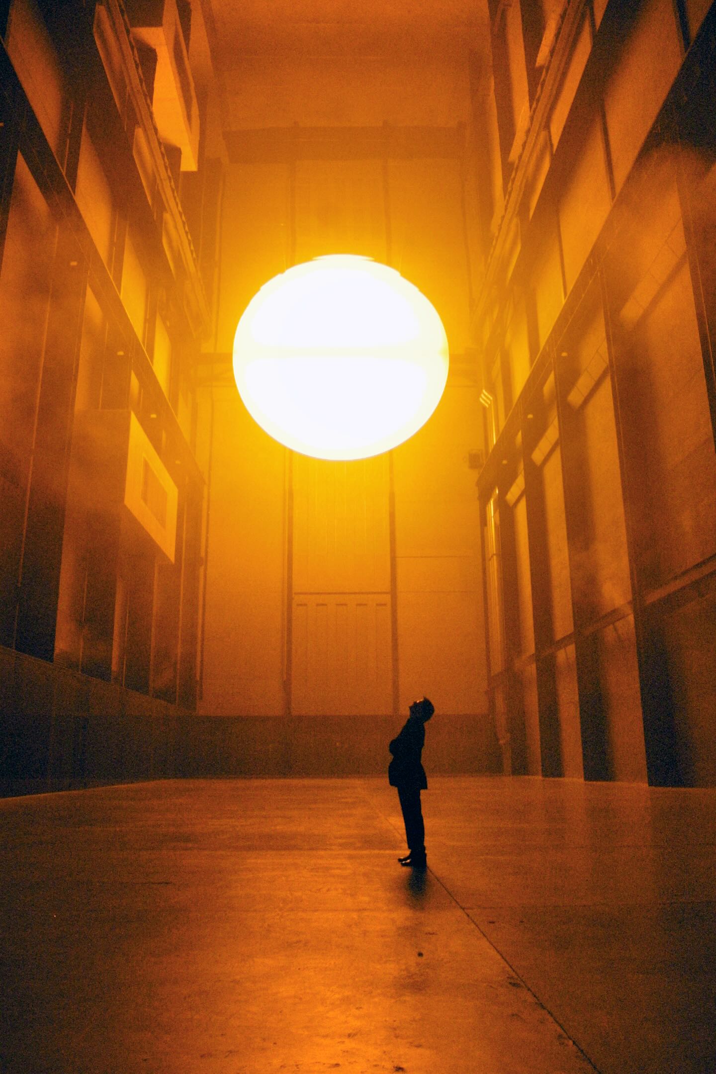 奧拉弗・埃利亞松,倫敦泰特現代美術館《天氣計畫》(The weather project),2003。攝影: Olafur Eliasson。圖像由藝術家;neugerriemschneider, Berlin; Tanya Bonakda…