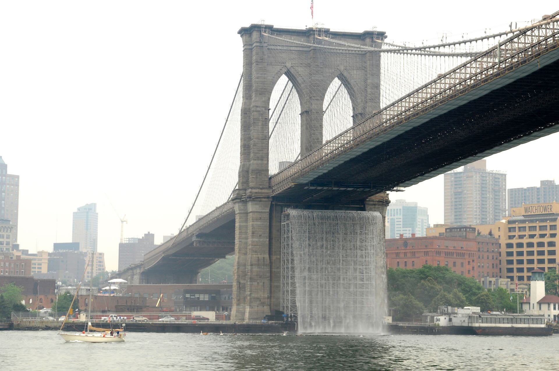 奧拉弗・埃利亞松,《紐約瀑布(布魯克林碼頭)》The New York City Waterfalls (Brooklyn Piers),2008。攝影: Julienne Schaer / 圖片由 Public Art Fund提供。©…