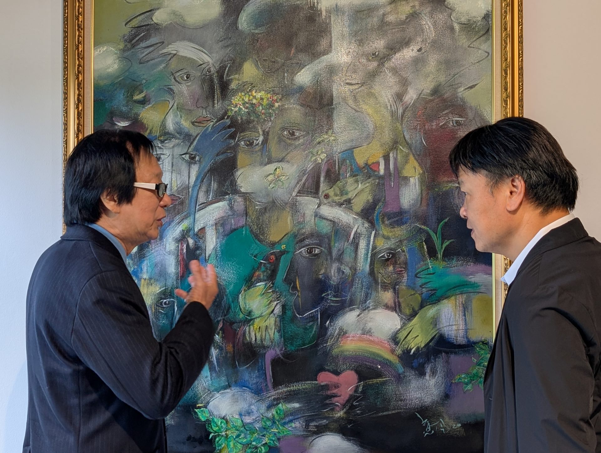 藝術家黃意會與台中市文化局副局長曾能汀於作品前。（攝影／莊棨惟）
