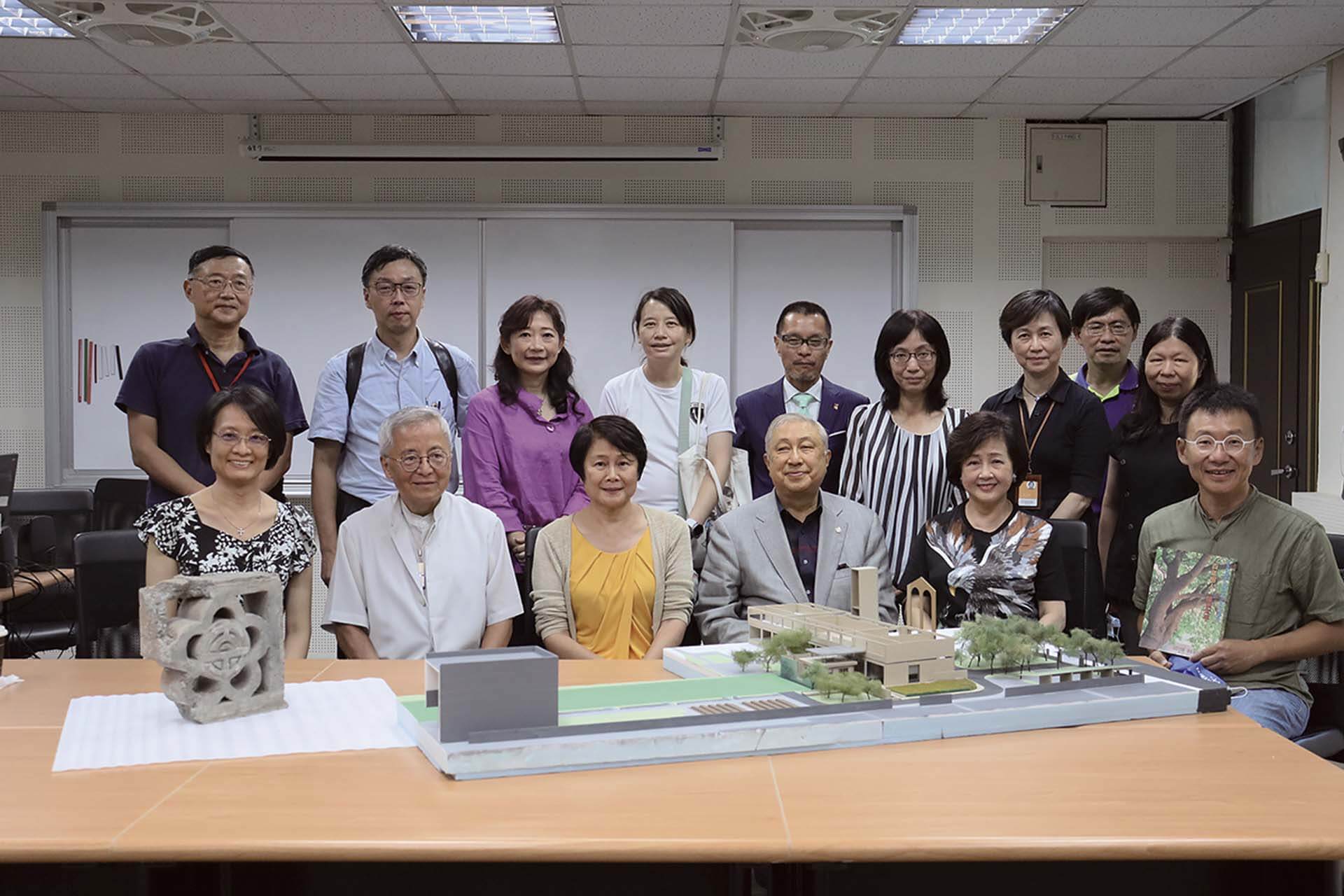 駱錦明、陳君毅回到闊別約70年的母校，由林曼麗主持會議，邀請黃聲遠與太平國小校長與行政人員、太平國小校友會一同討論博物館空間規劃。（太平國小博物館提供）