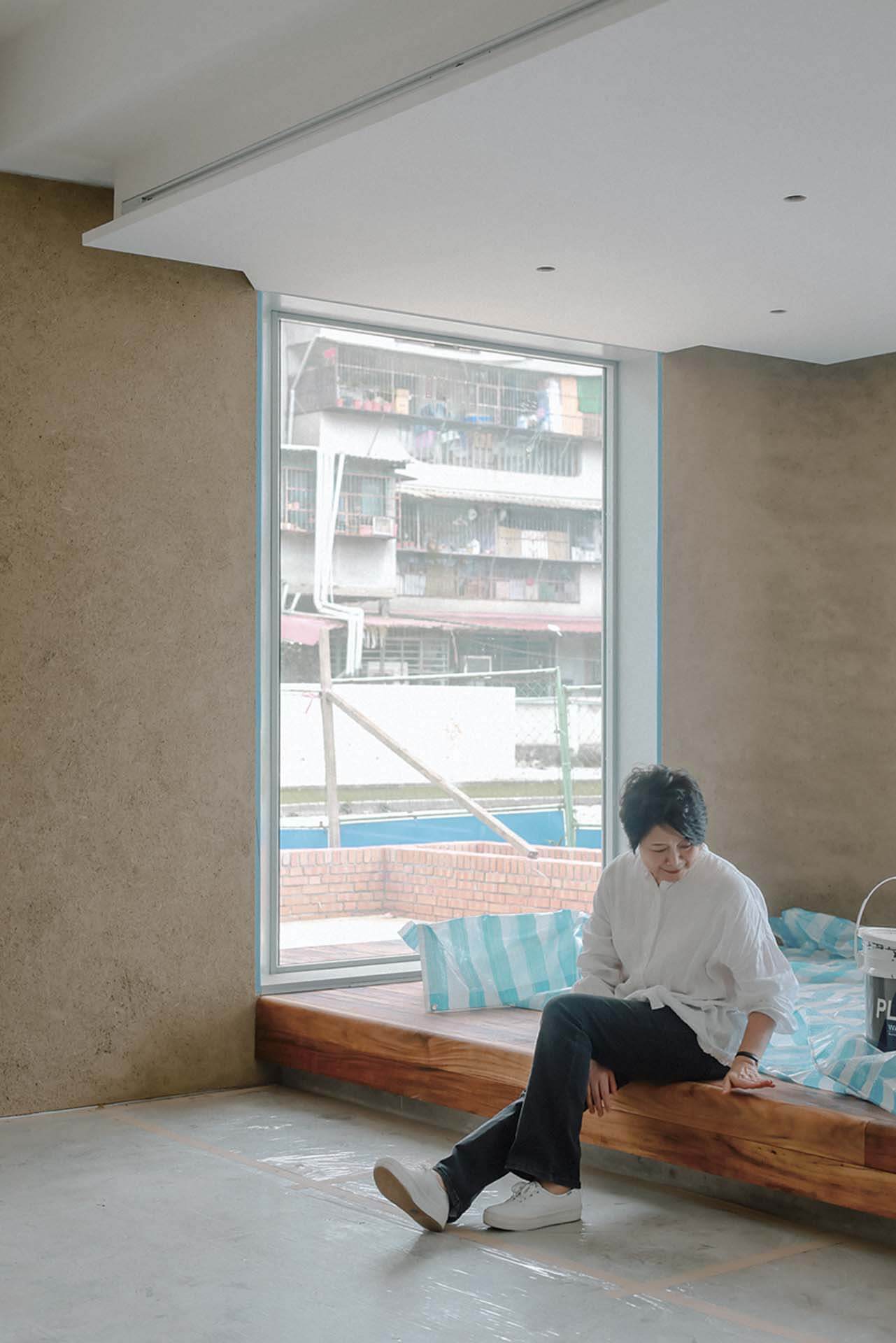 林曼麗說明，「黃土水專室」內設置的木平台為未來教學使用，相思木平台邊緣特別導圓角，以確保學生使用時的安全。（攝影／MF STUDIO 徐豪廷，太平國小博物館提供）